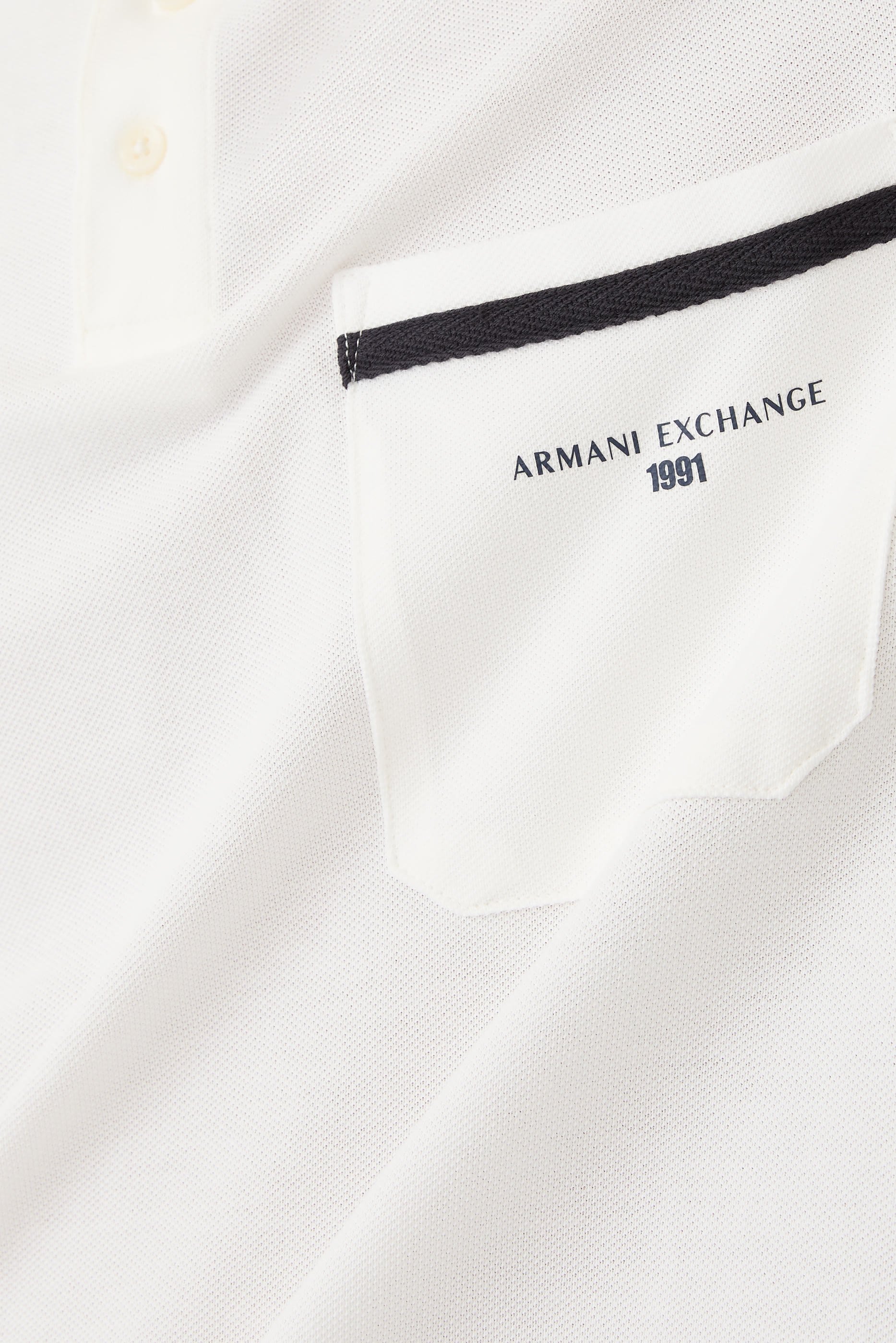 قميص بولو مارينا بجيب جانبي وشعار الماركة 