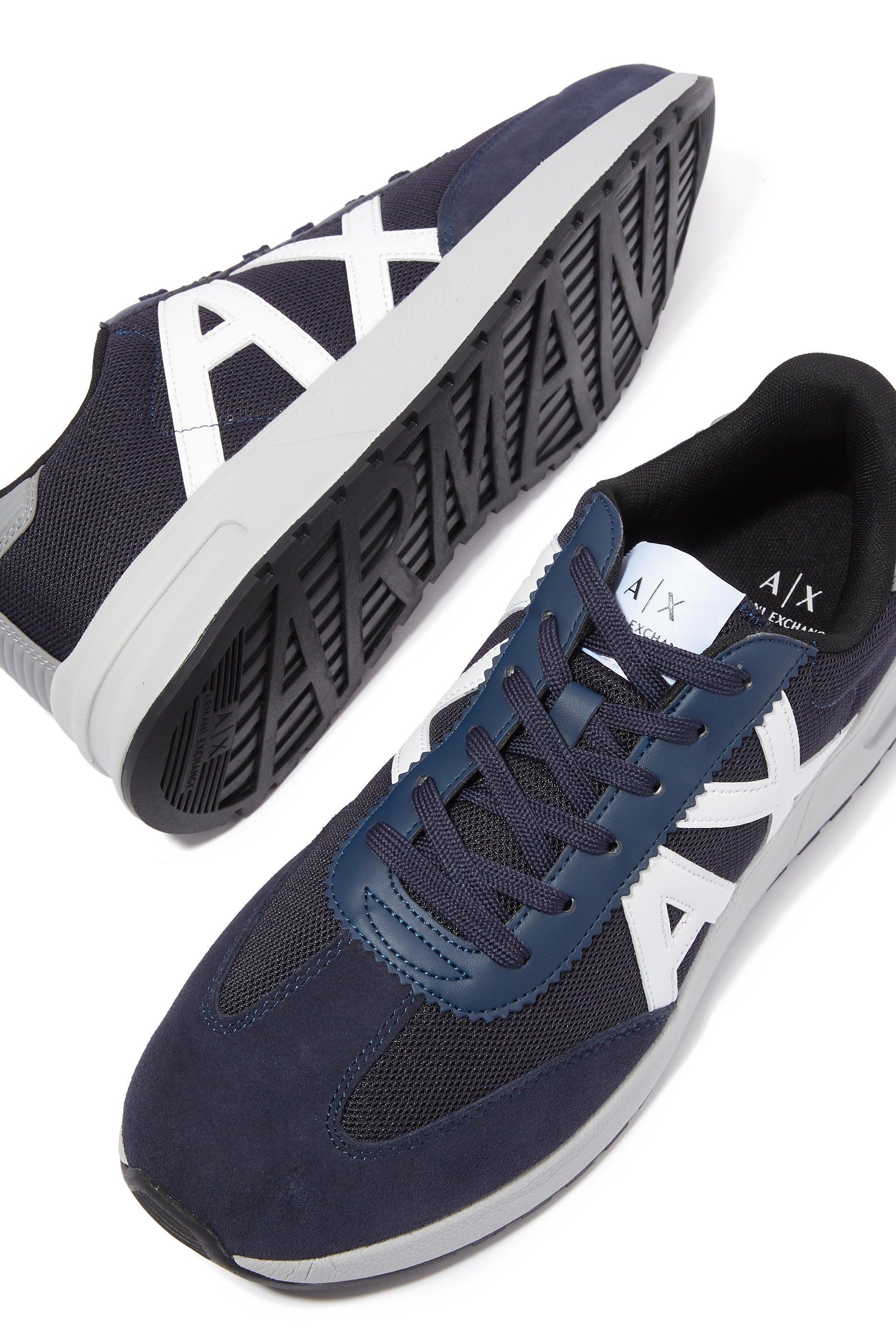 سنيكرز بكاحل منخفض وشعار الماركة