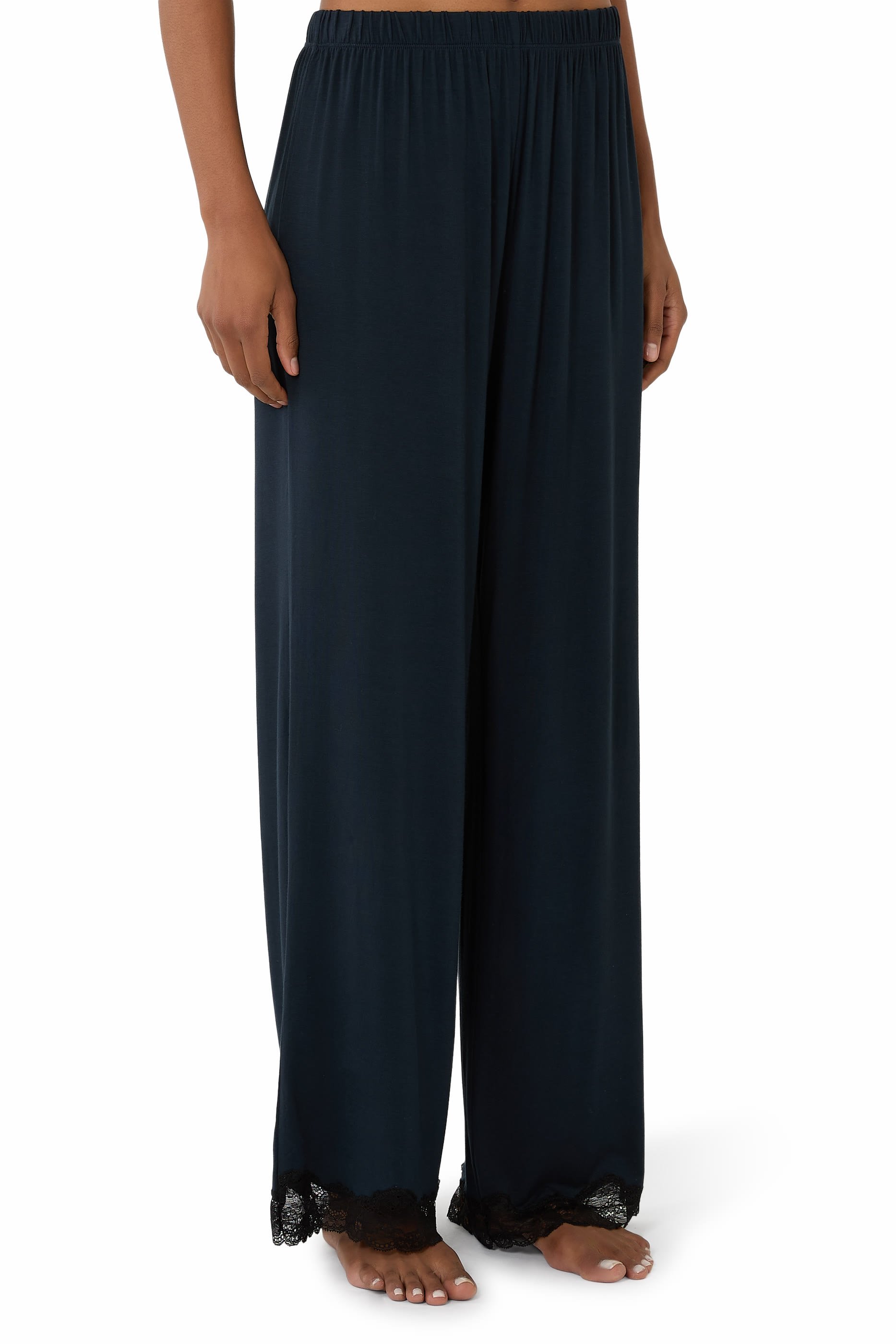 طقم بيجامة كامي بتفاصيل دانتيل جيرسيه