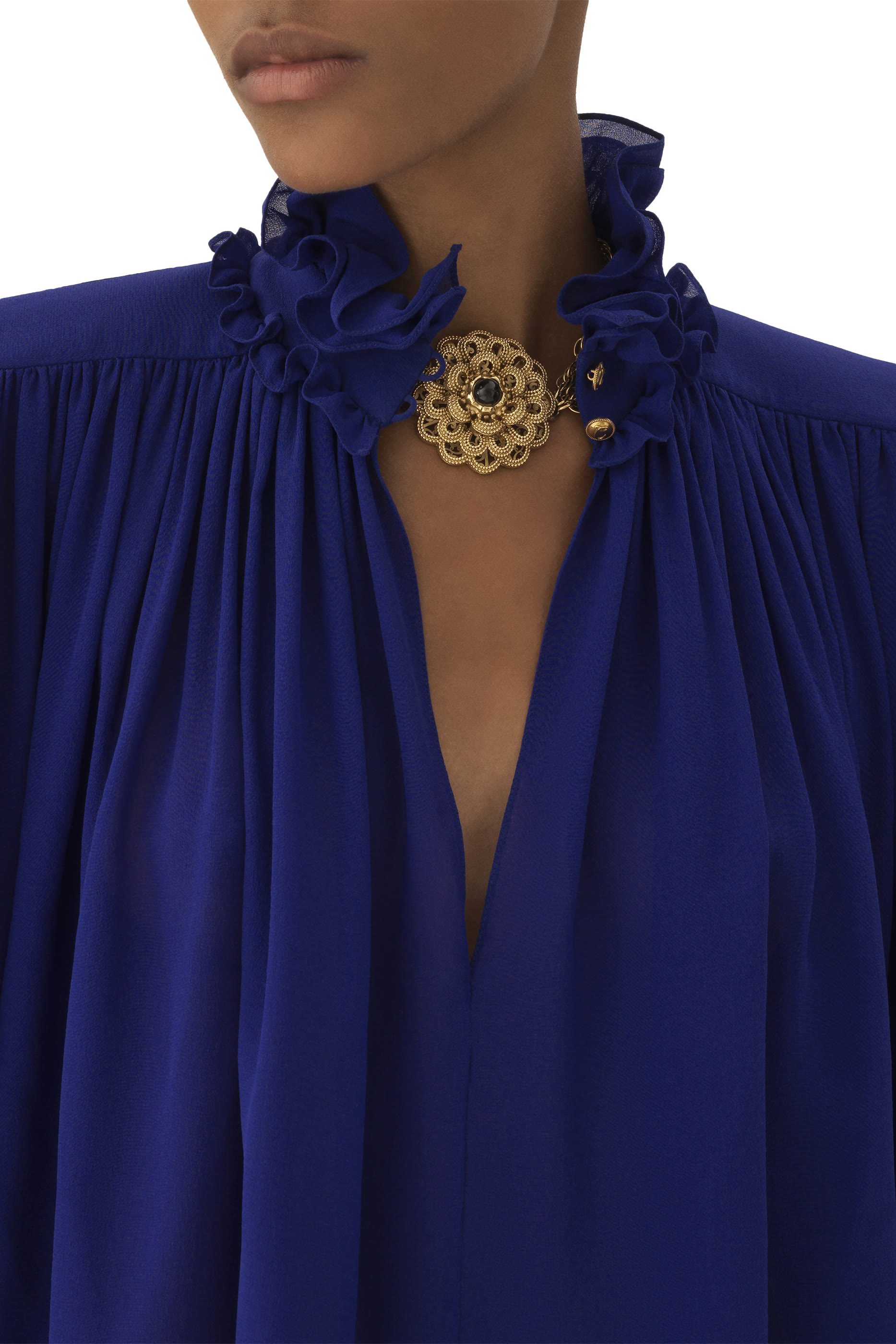 بلوزة طويلة بياقة عالية وكشكش