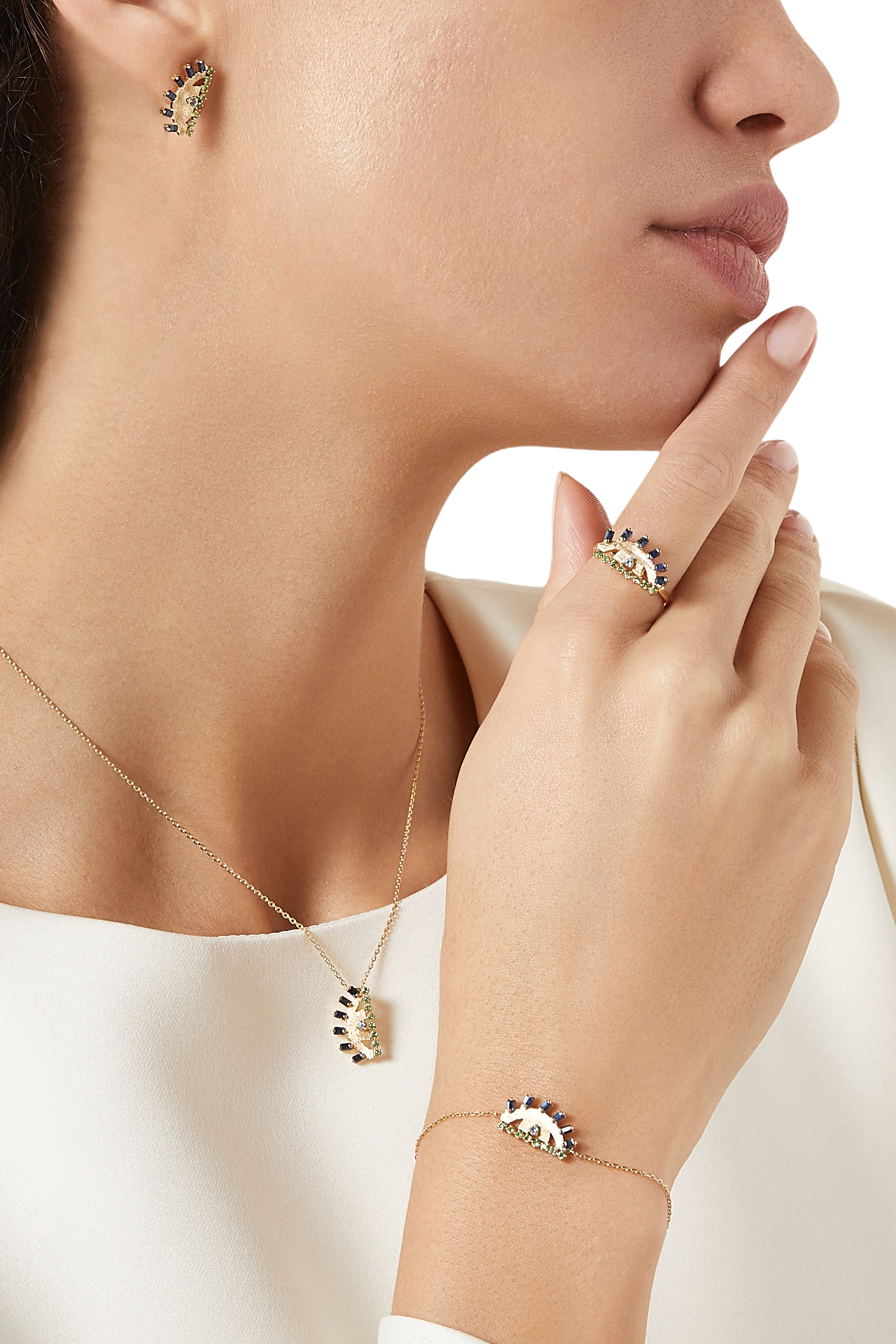 خاتم يا عين مرصع بالتوباز الأزرق والزمرد والياقوت ذهب أصفر عيار 18