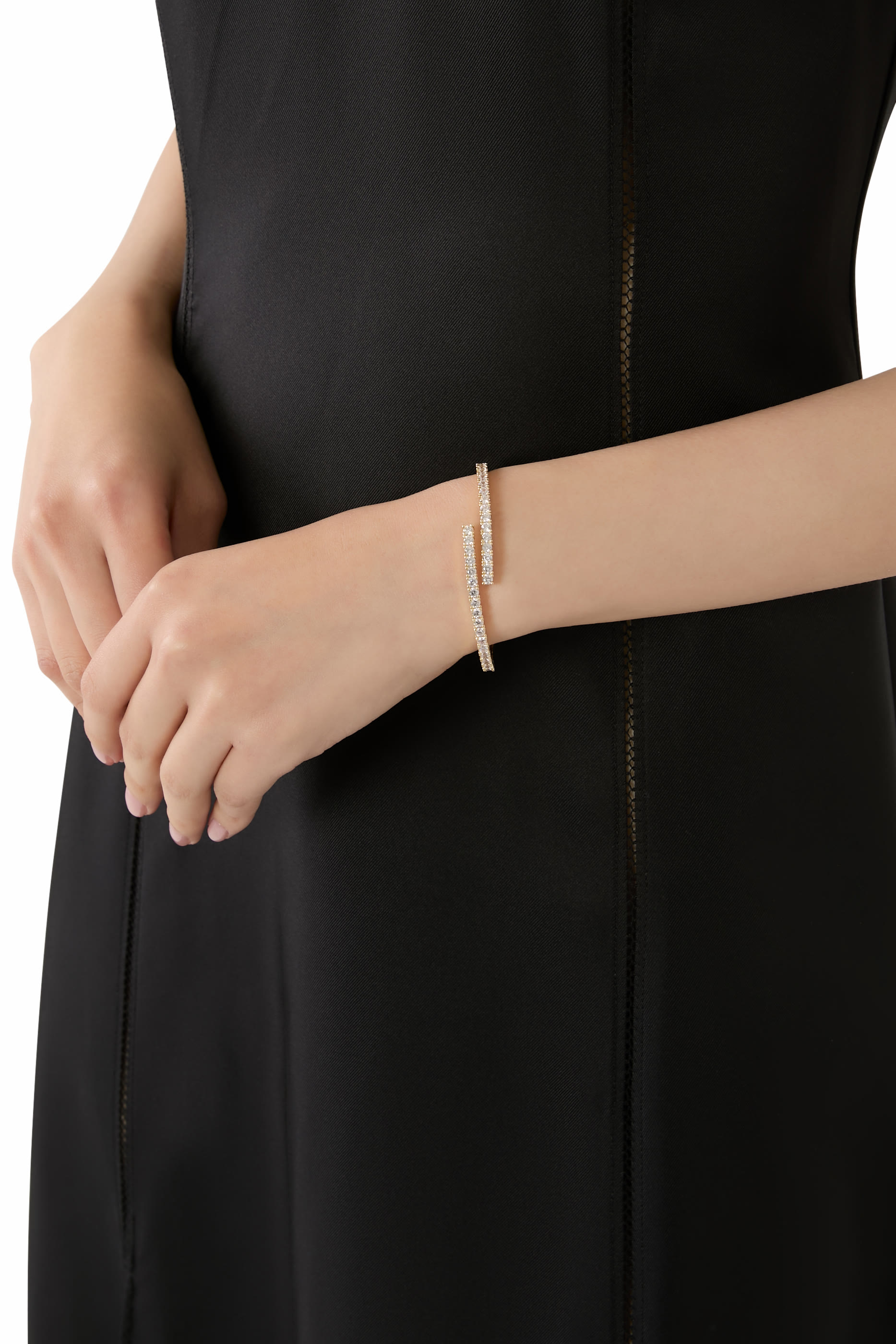 سوار مفتوح مزين بأحجار زركونيا مكعبة، نحاس مطلي بالذهب