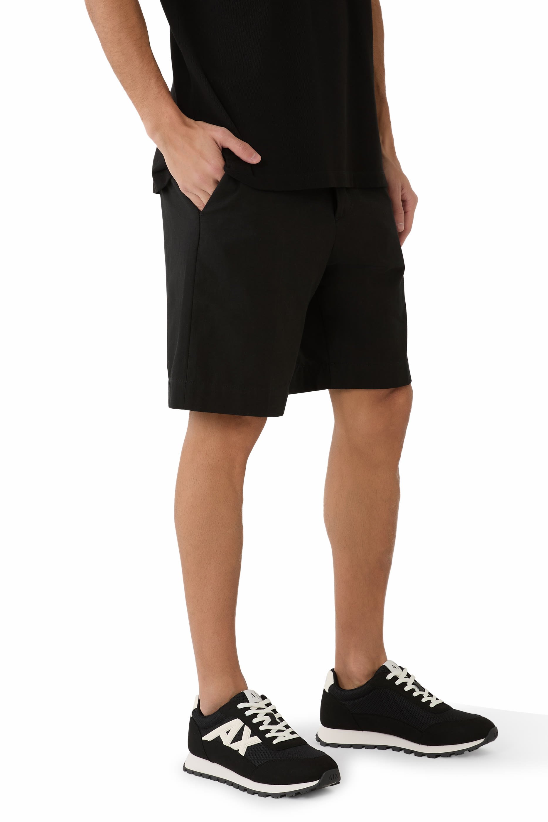 سنيكرز بكاحل منخفض ونقشة شعار الماركة على الجانب