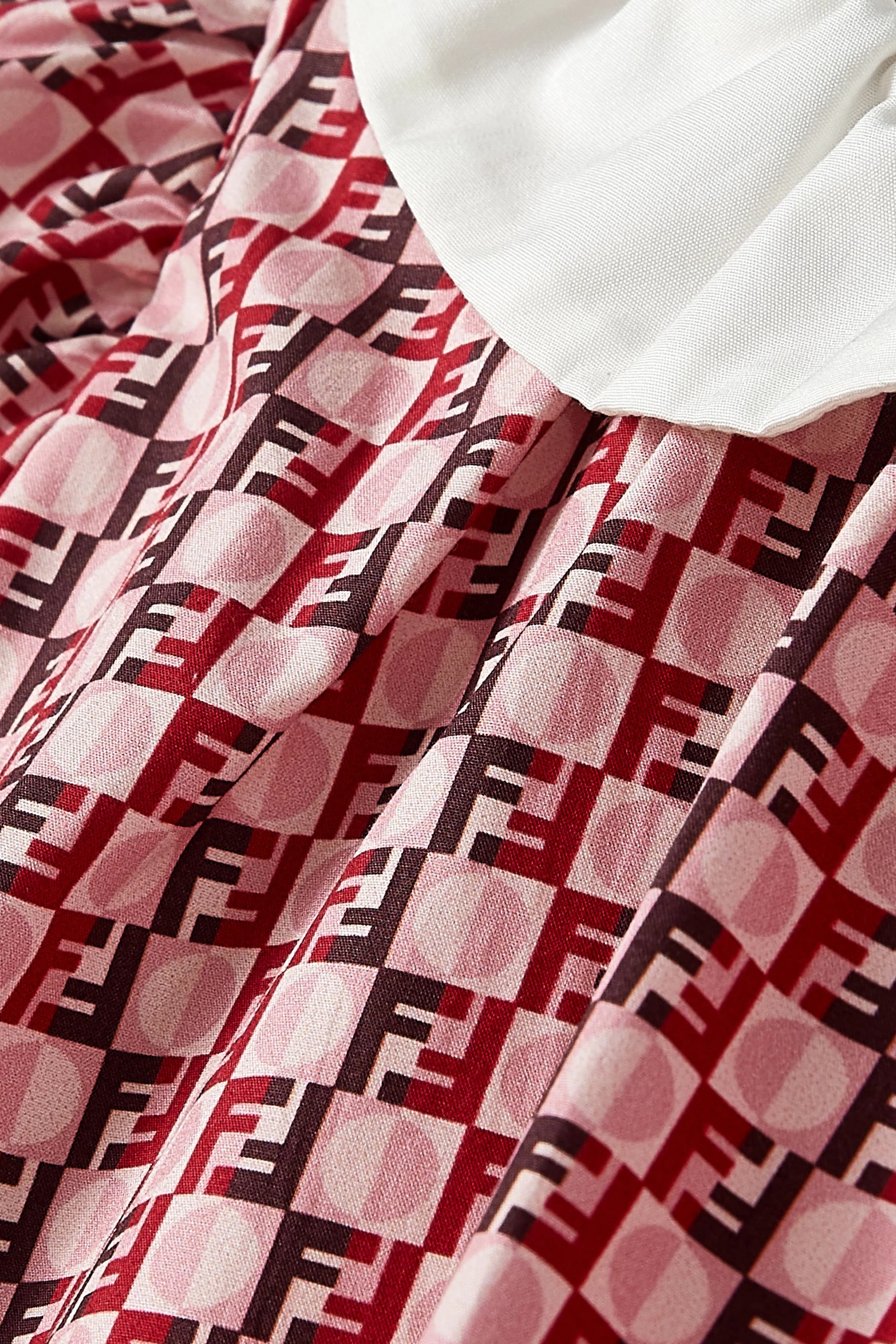 فستان بنقشة شعار الماركة بحجم صغير للأطفال