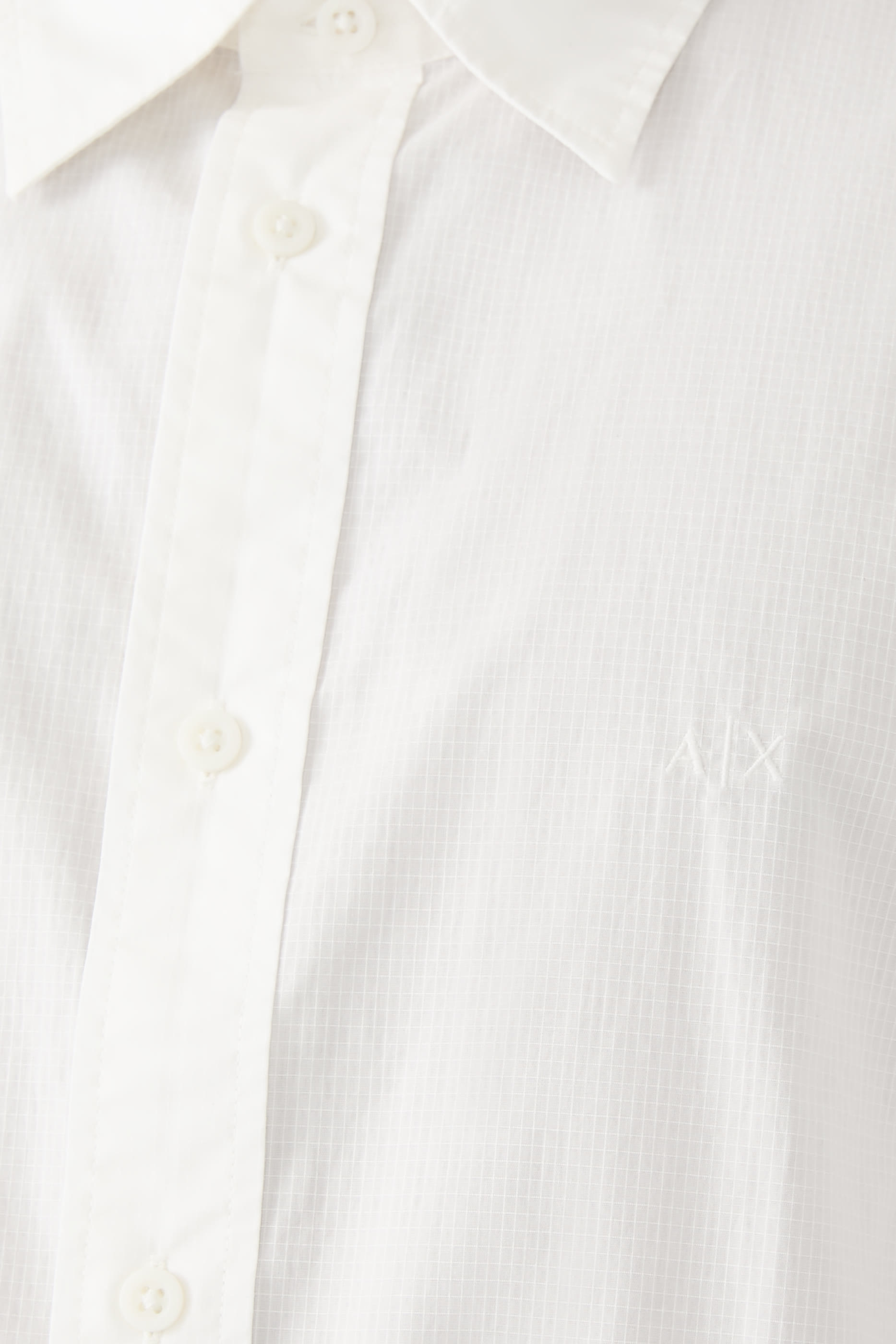 قميص مطرز بشعار الماركة