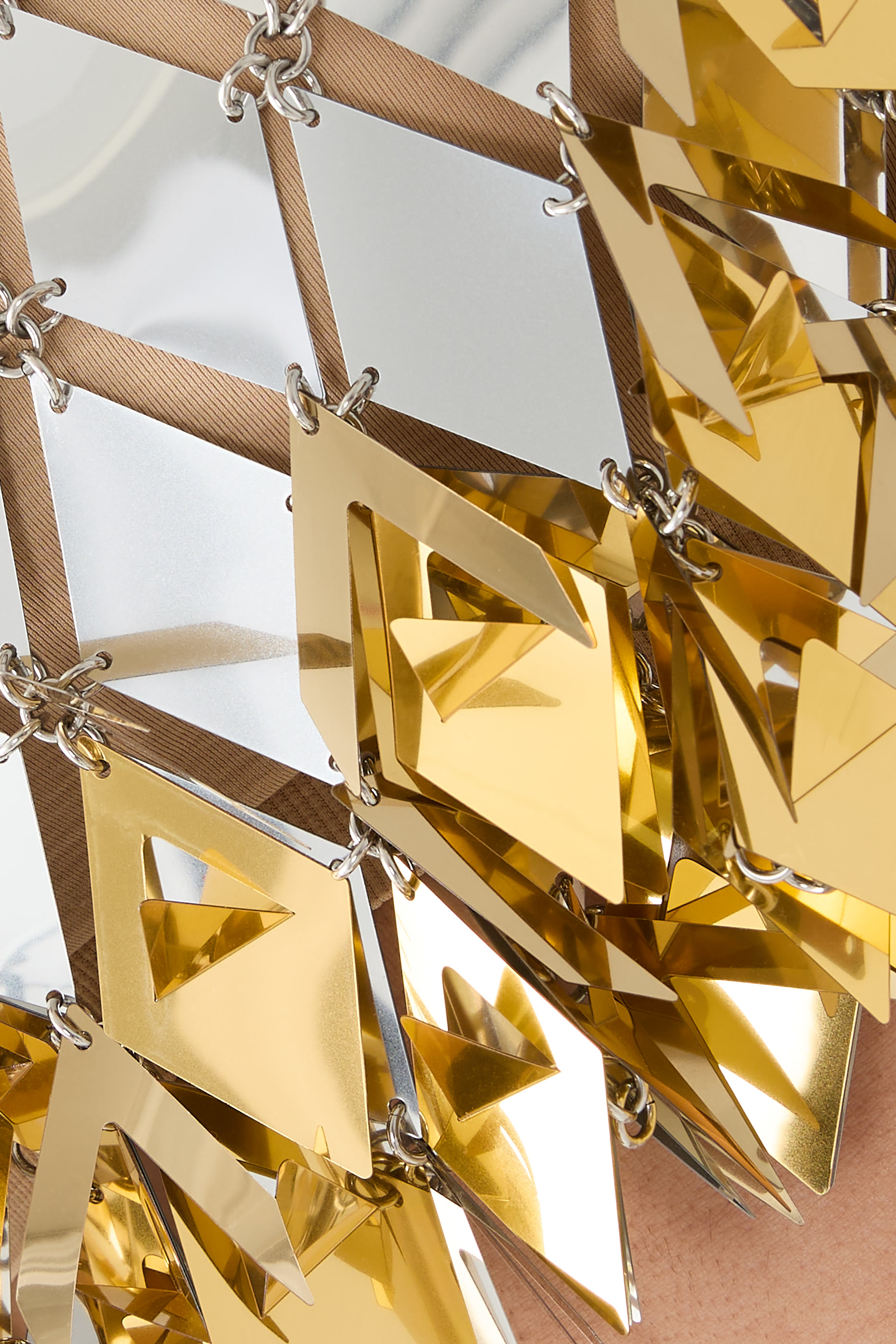 بلوزة بحلي دائرية لامعة