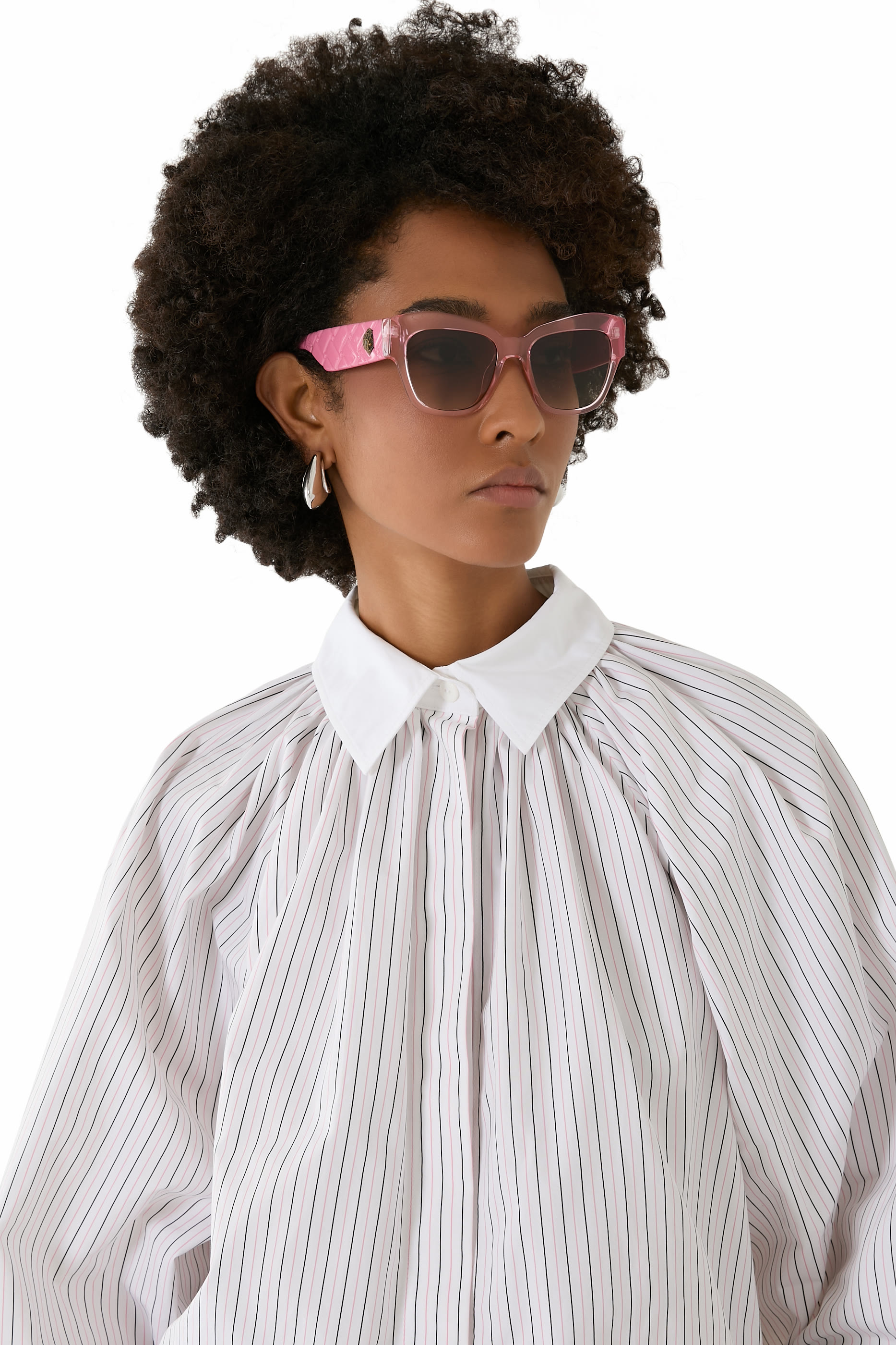 نظارة شمسية بإطار فراشة وحلية شعار الماركة بحجم صغير