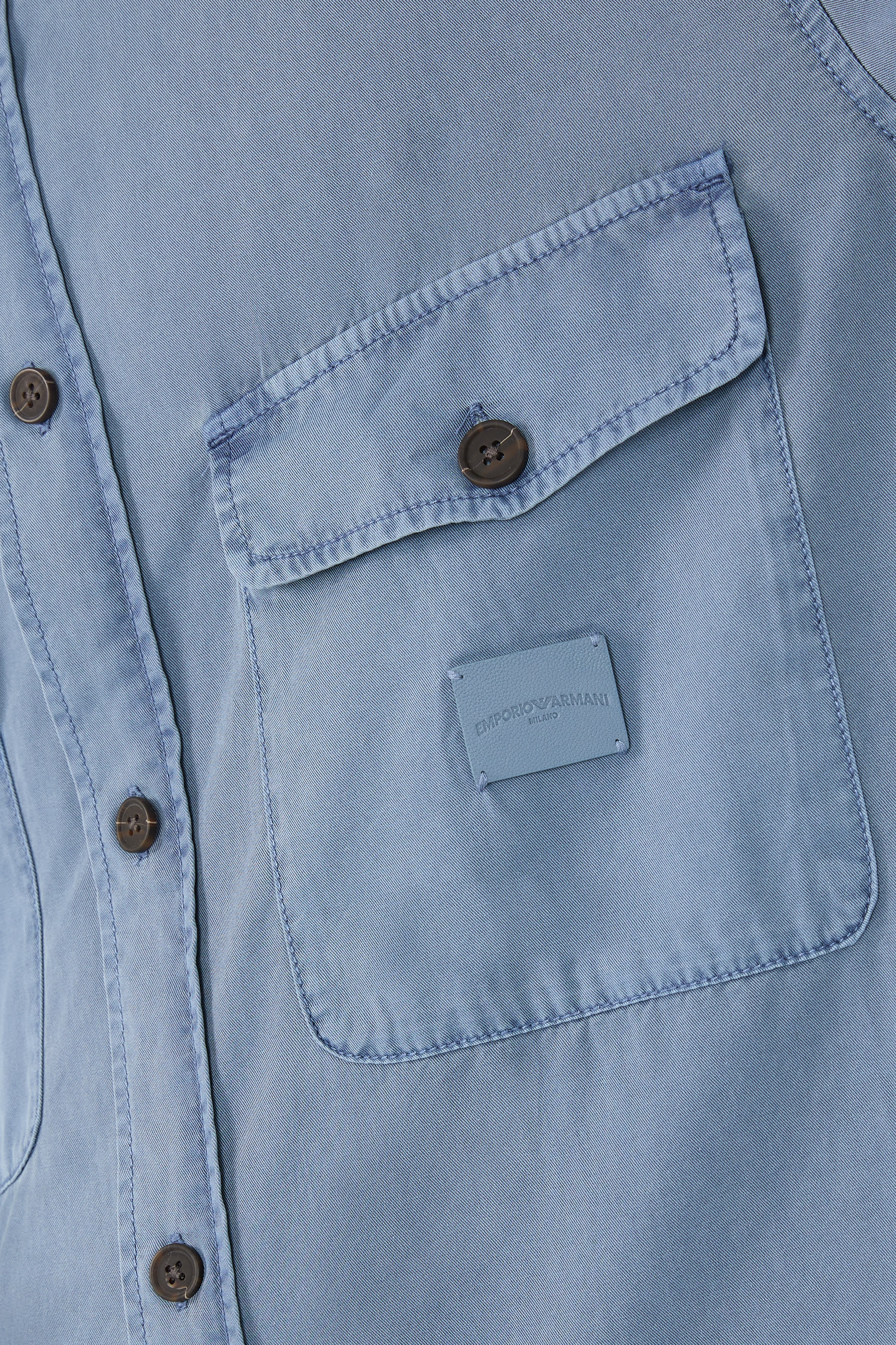 قميص بأكمام طويلة