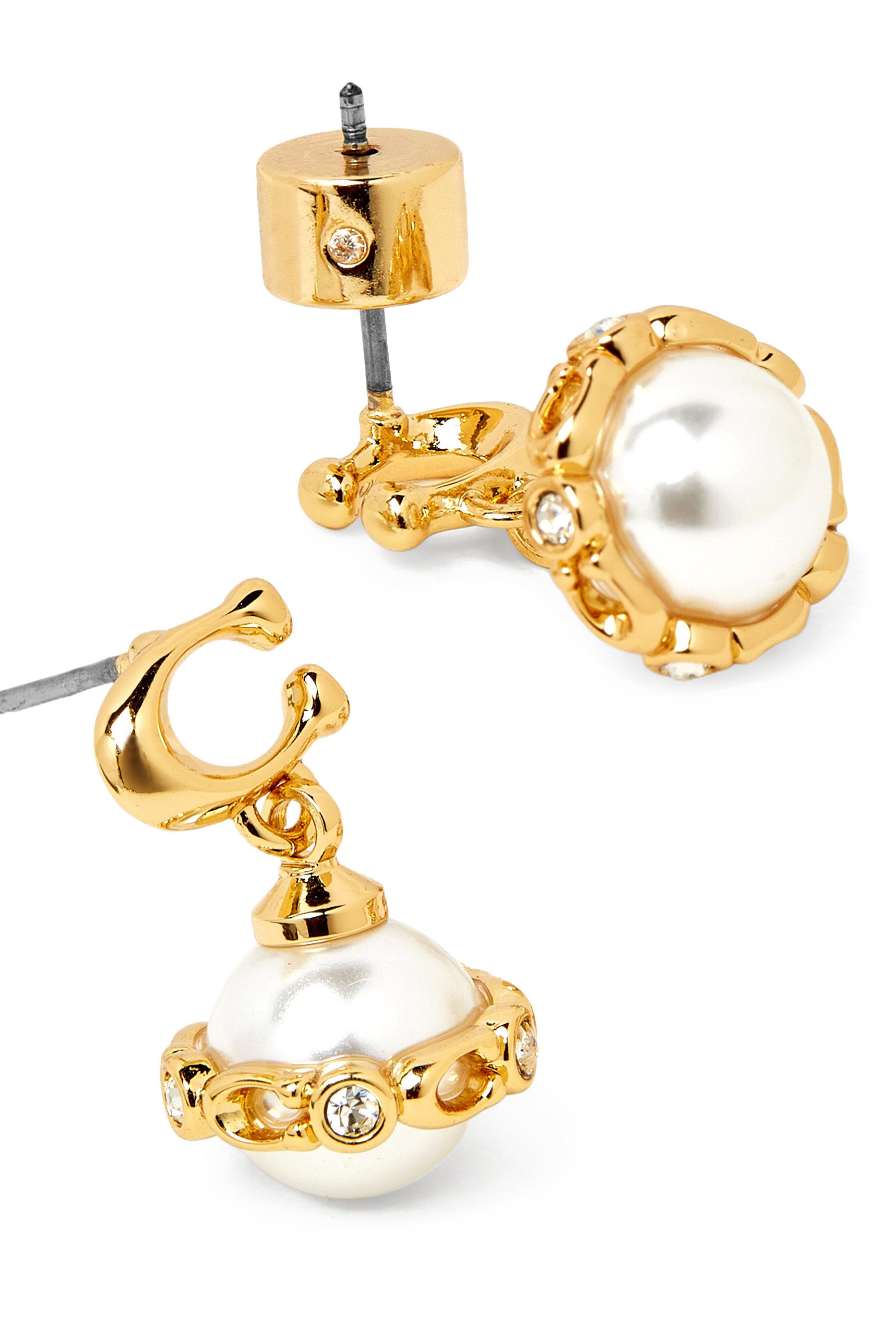 أقراط متدلية بتصميم شعار الماركة مزينة بلؤلؤ