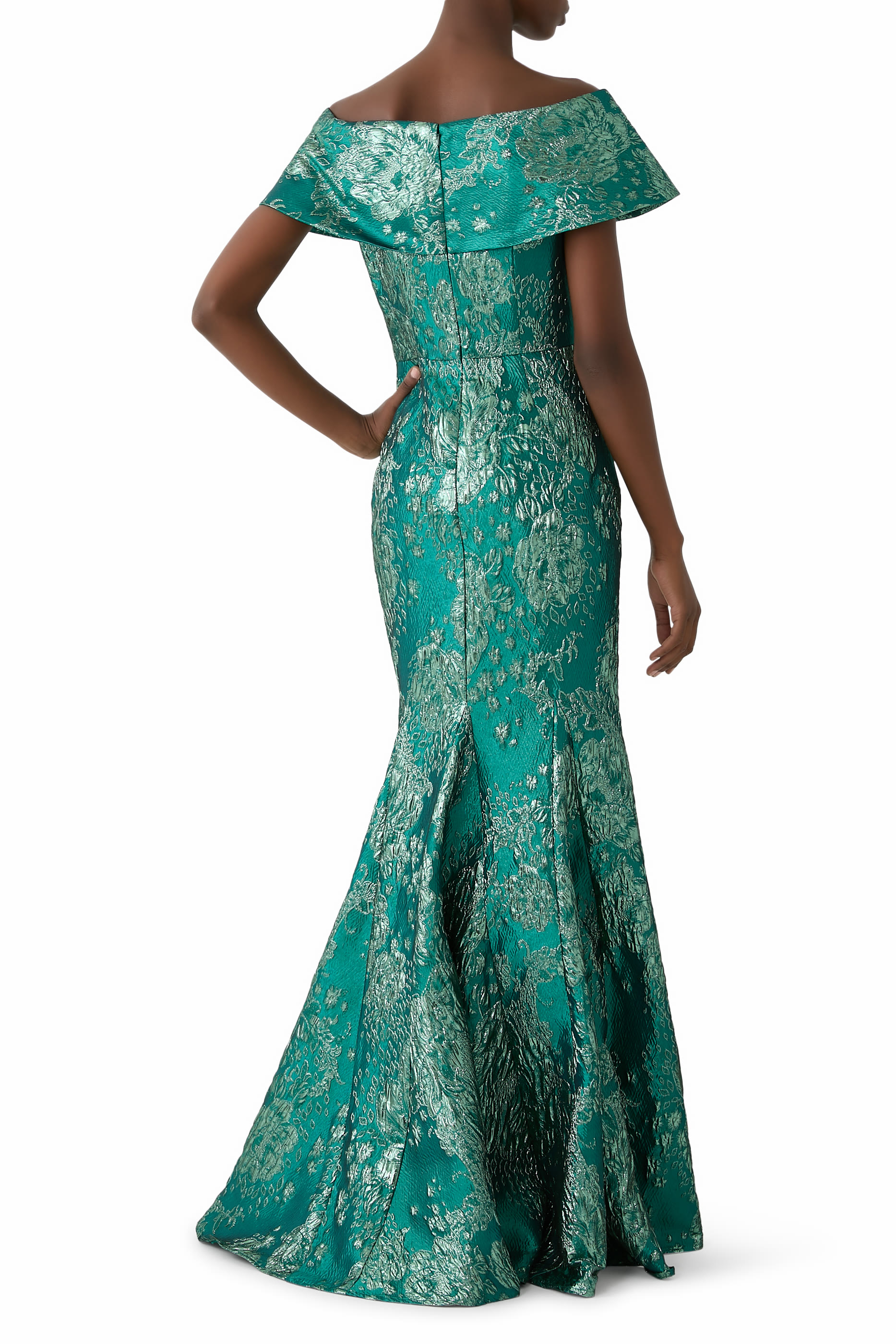 فستان سهرة بأكتاف مكشوفة جاكار