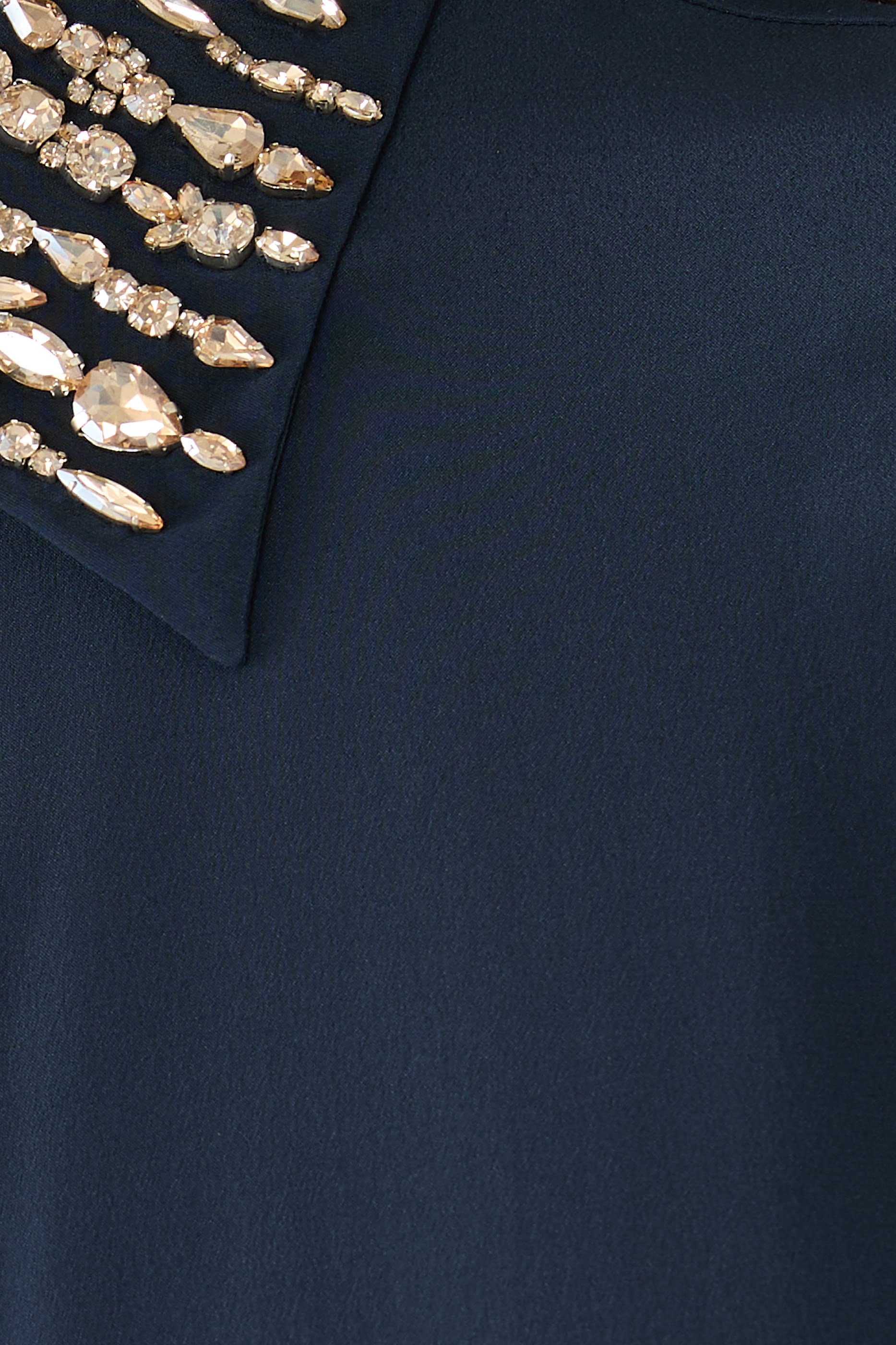 قميص بقصة فضفاضة