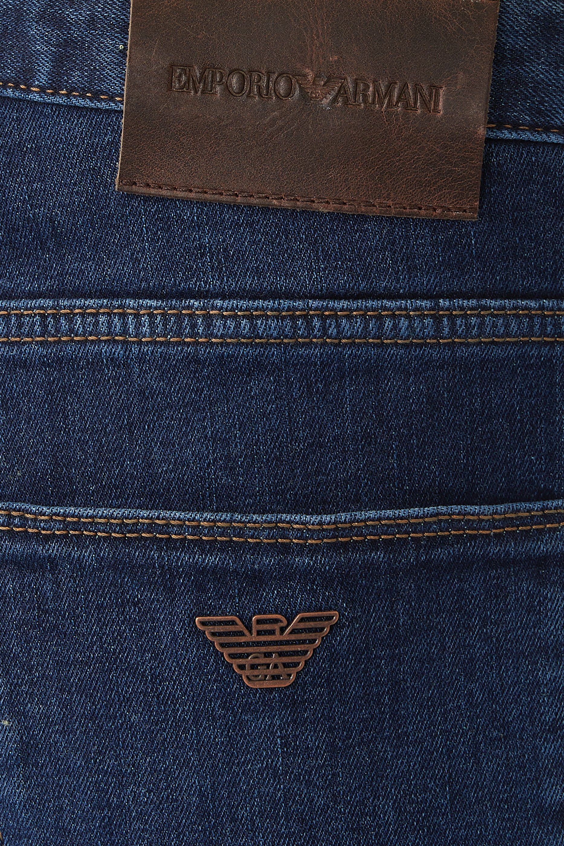 بنطال جينز بقصة ضيقة