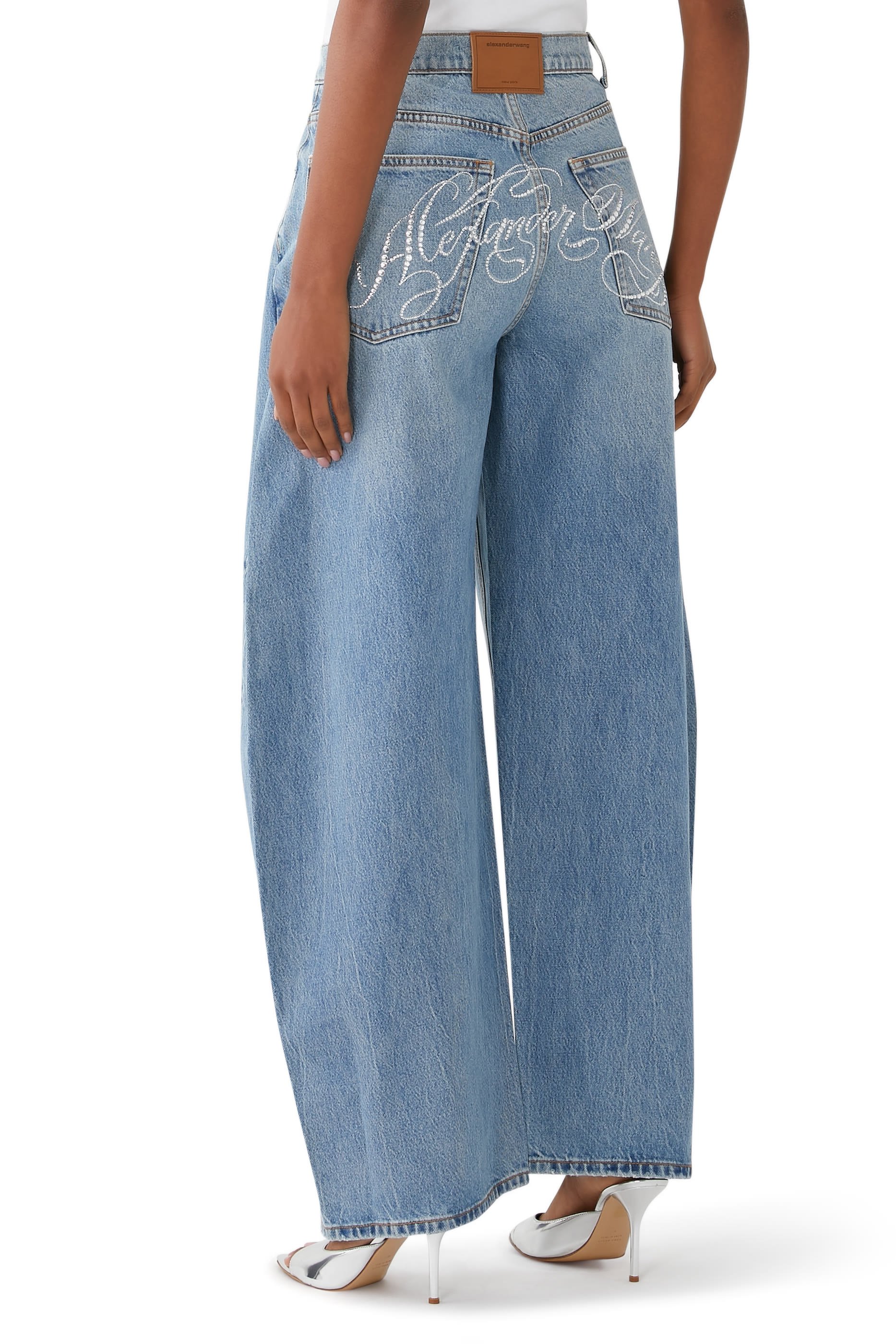 بنطال جينز بقصة ساق فضفاضة مستديرة بتفاصيل مجعدة