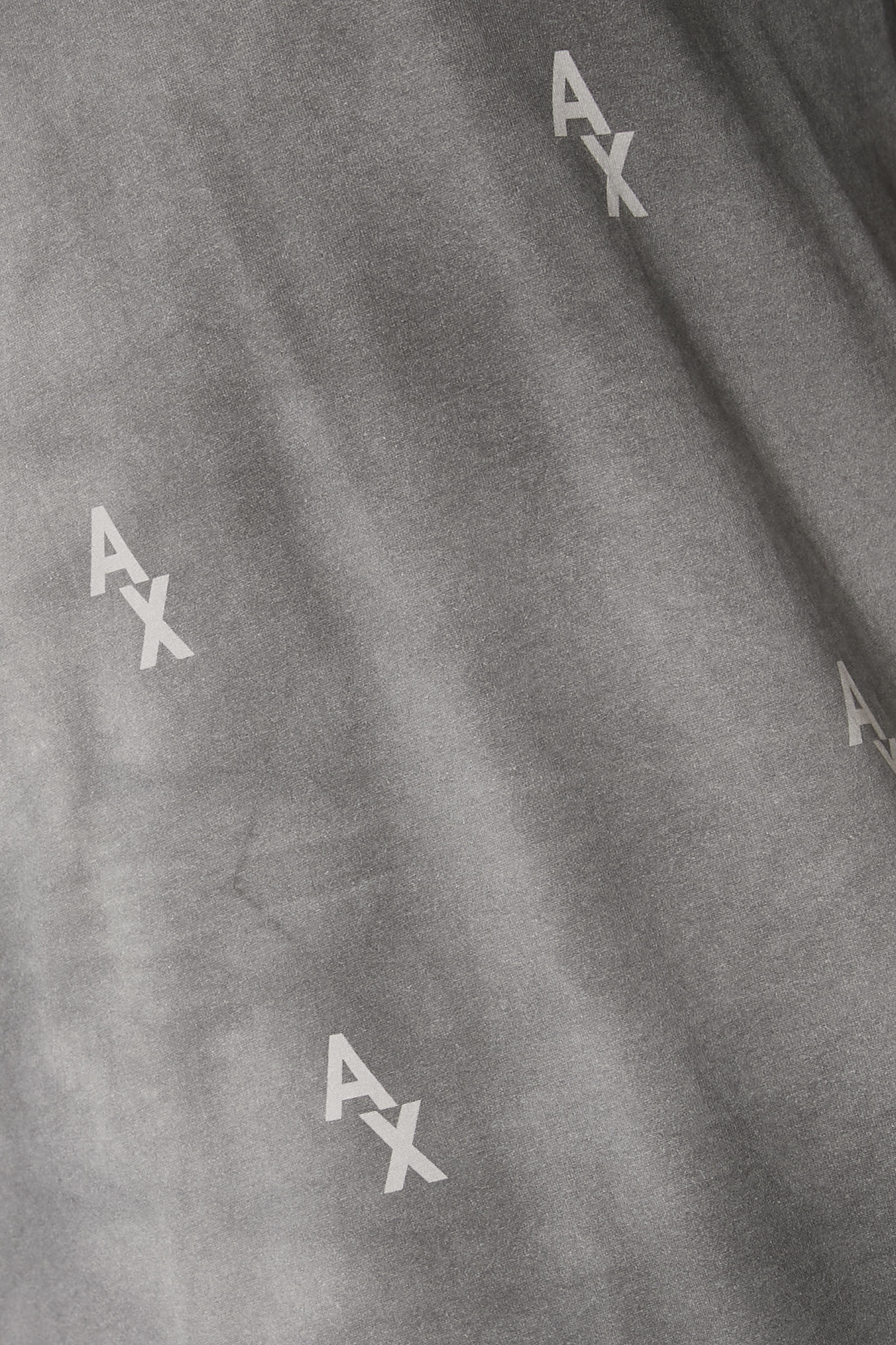 تيشيرت بطبعة شعار الماركة مظللة