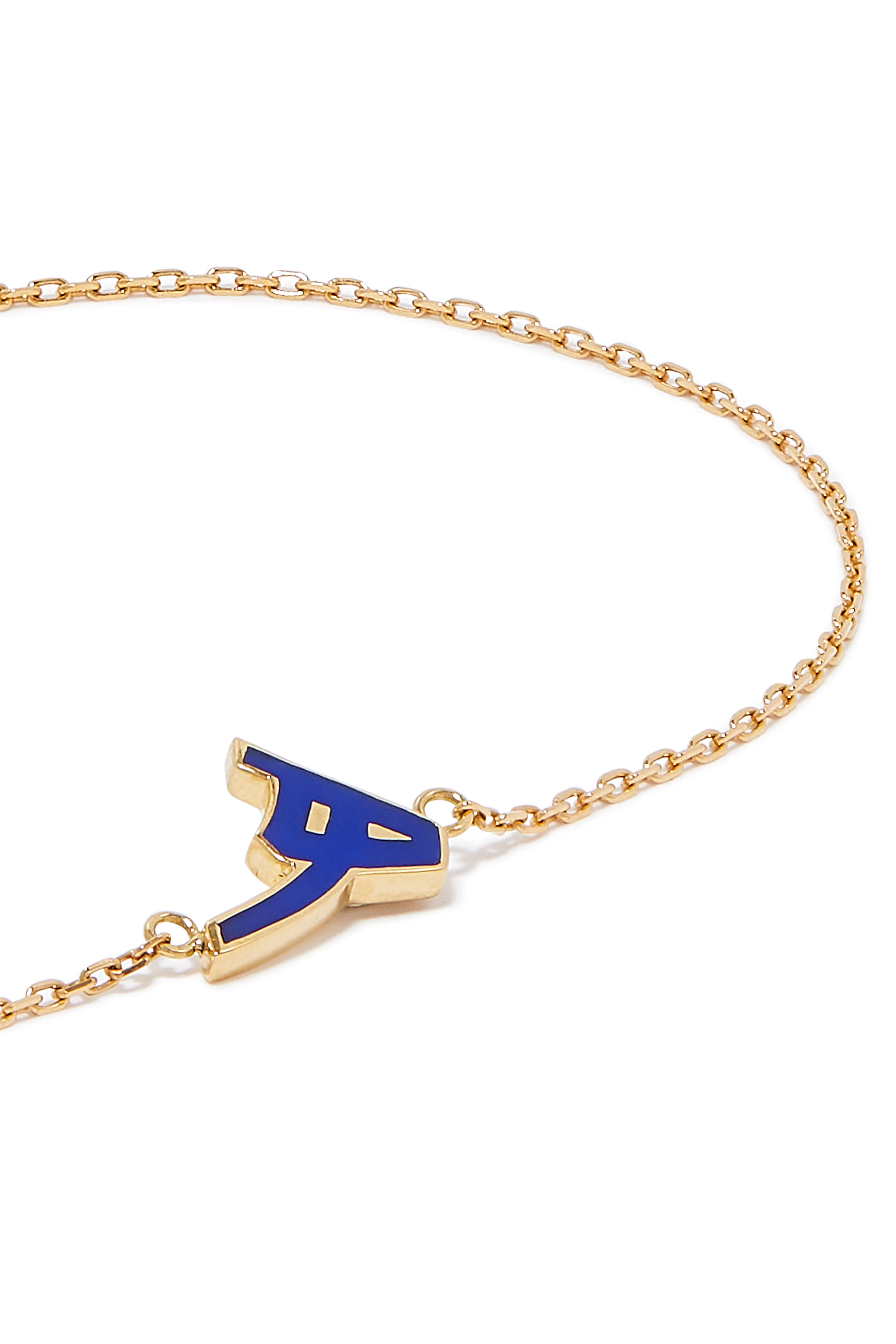 سوار مزين بحرف مطلٍ بمينا