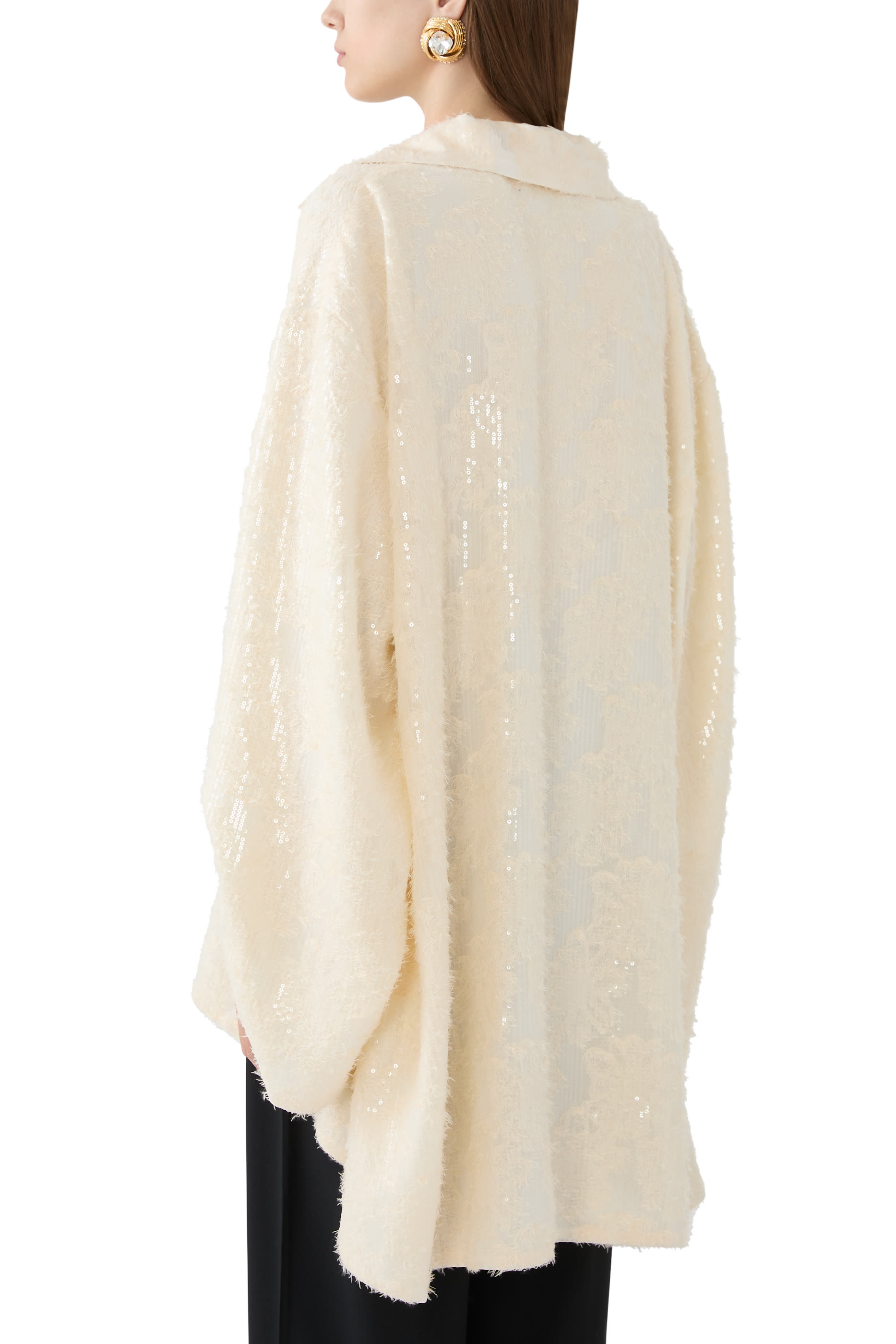 بلوزة بأكمام طويلة وياقة على شكل حرف V مزينة بترتر