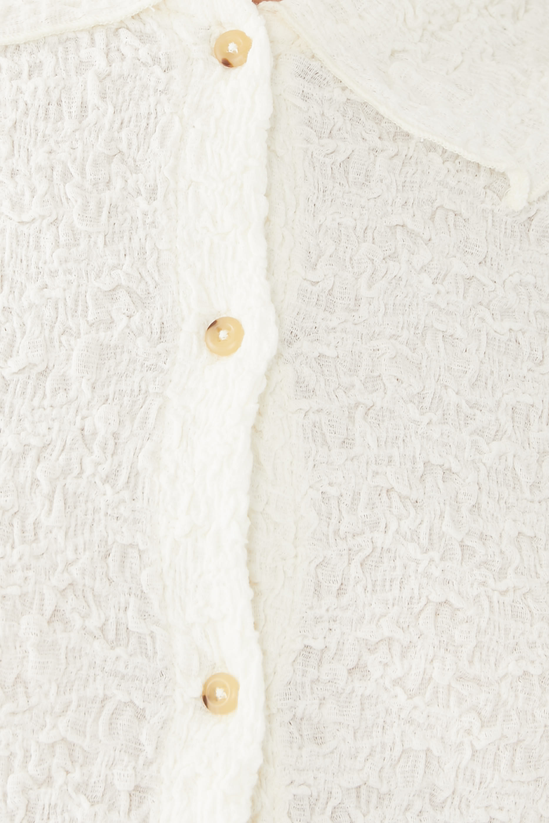 قميص بكشكش وأزرار أمامية وأكمام طويلة