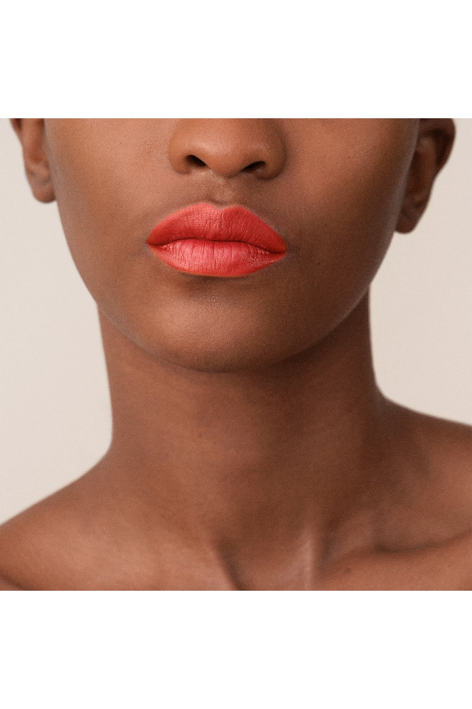 أحمر شفاه حريري غير لامع