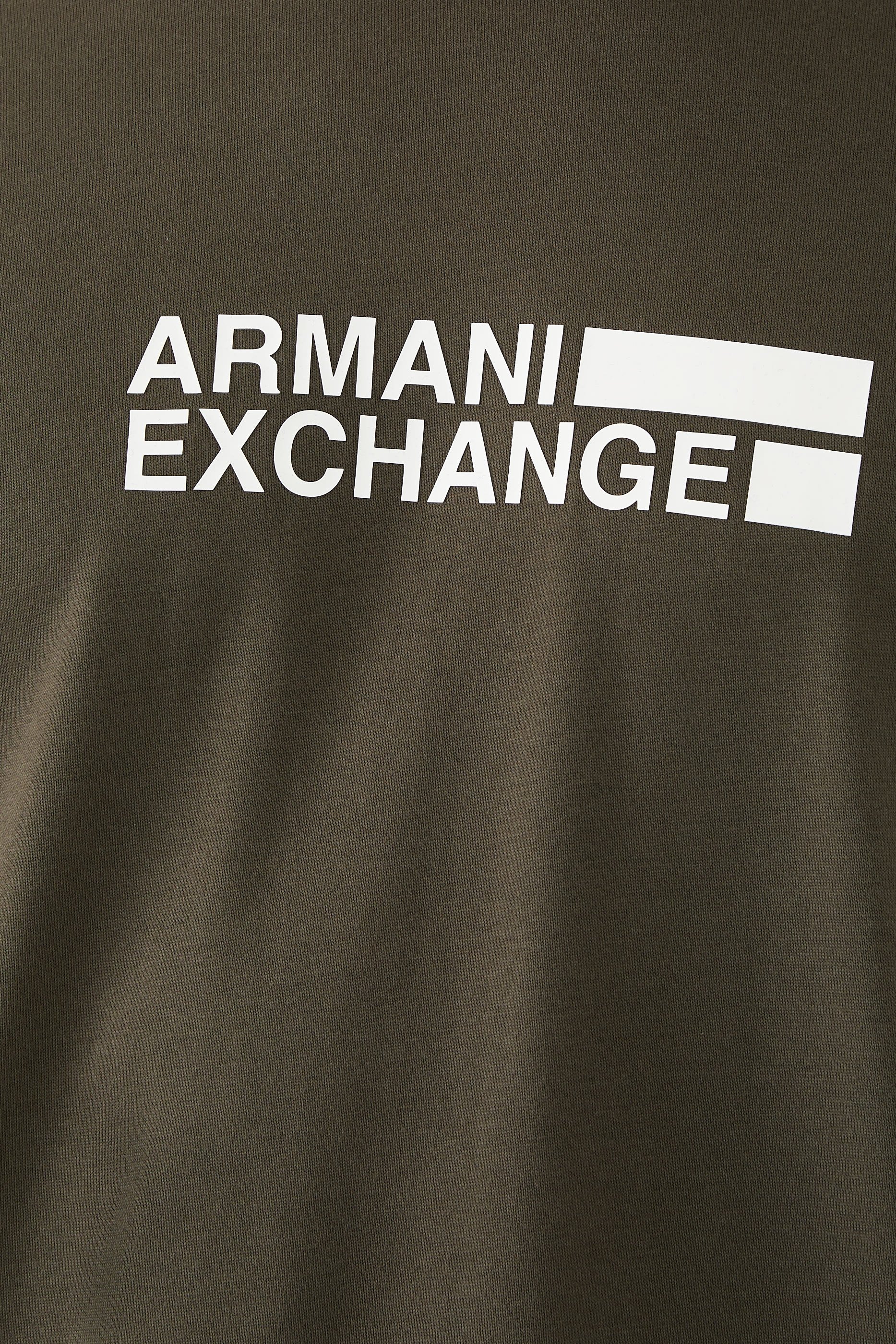 تيشيرت بياقة ضيقة بنقشة شعار الماركة