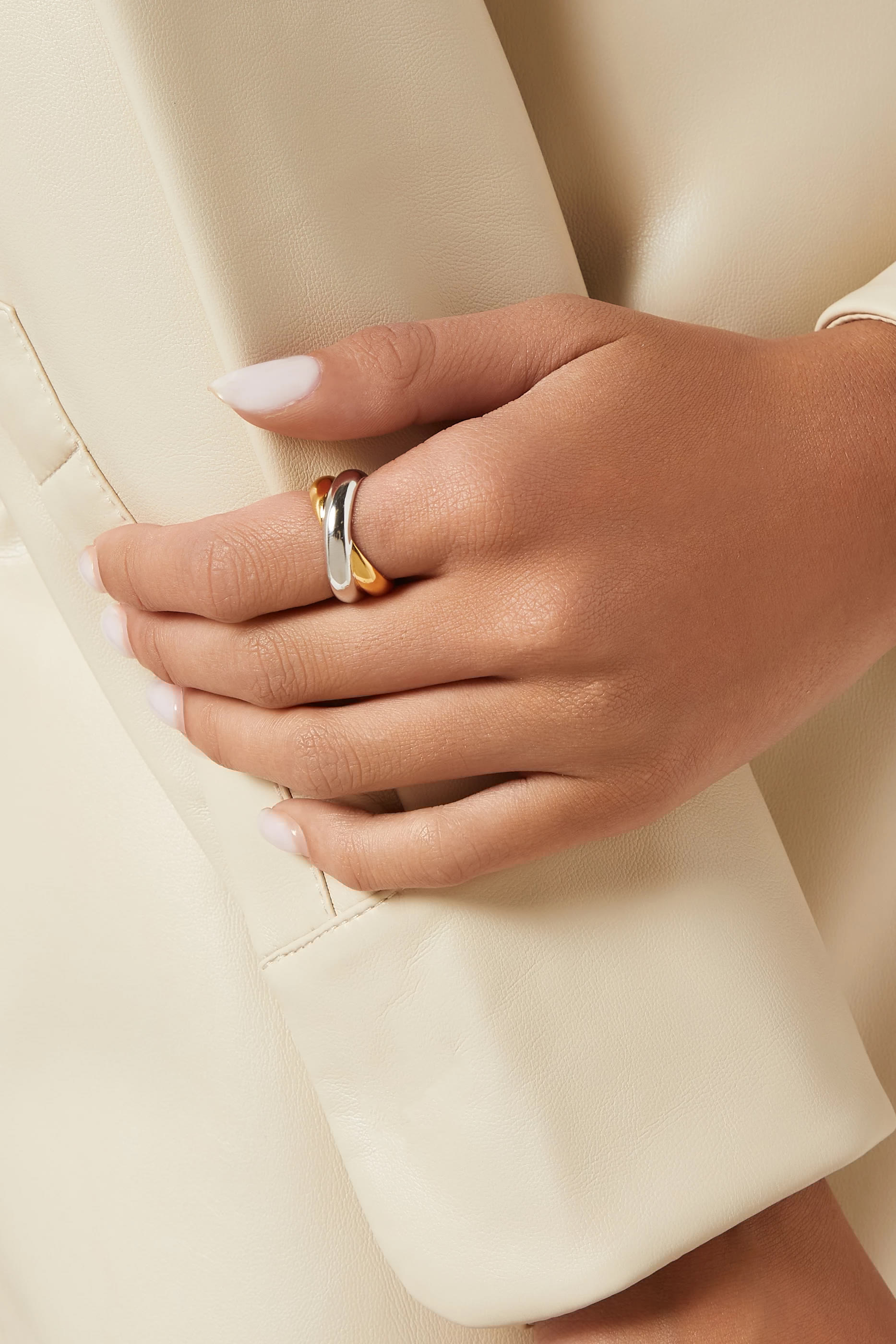 خاتم لوسي ويليامز عريض بتصميم ملفوف