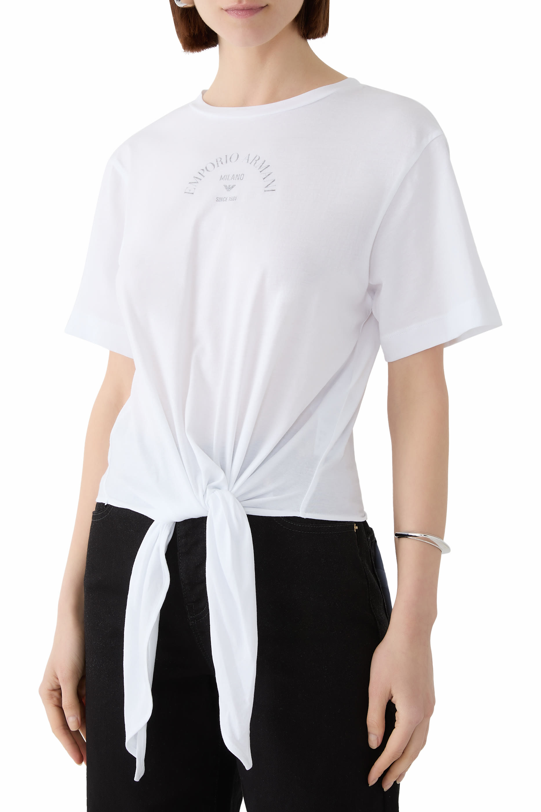 تيشيرت بعقدة وشعار الماركة