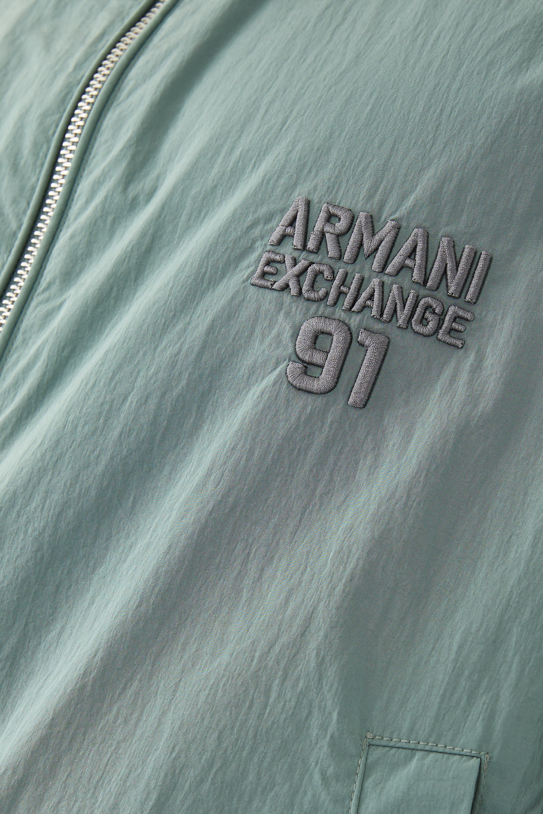 جاكيت بومبر نايلون بشعار الماركة