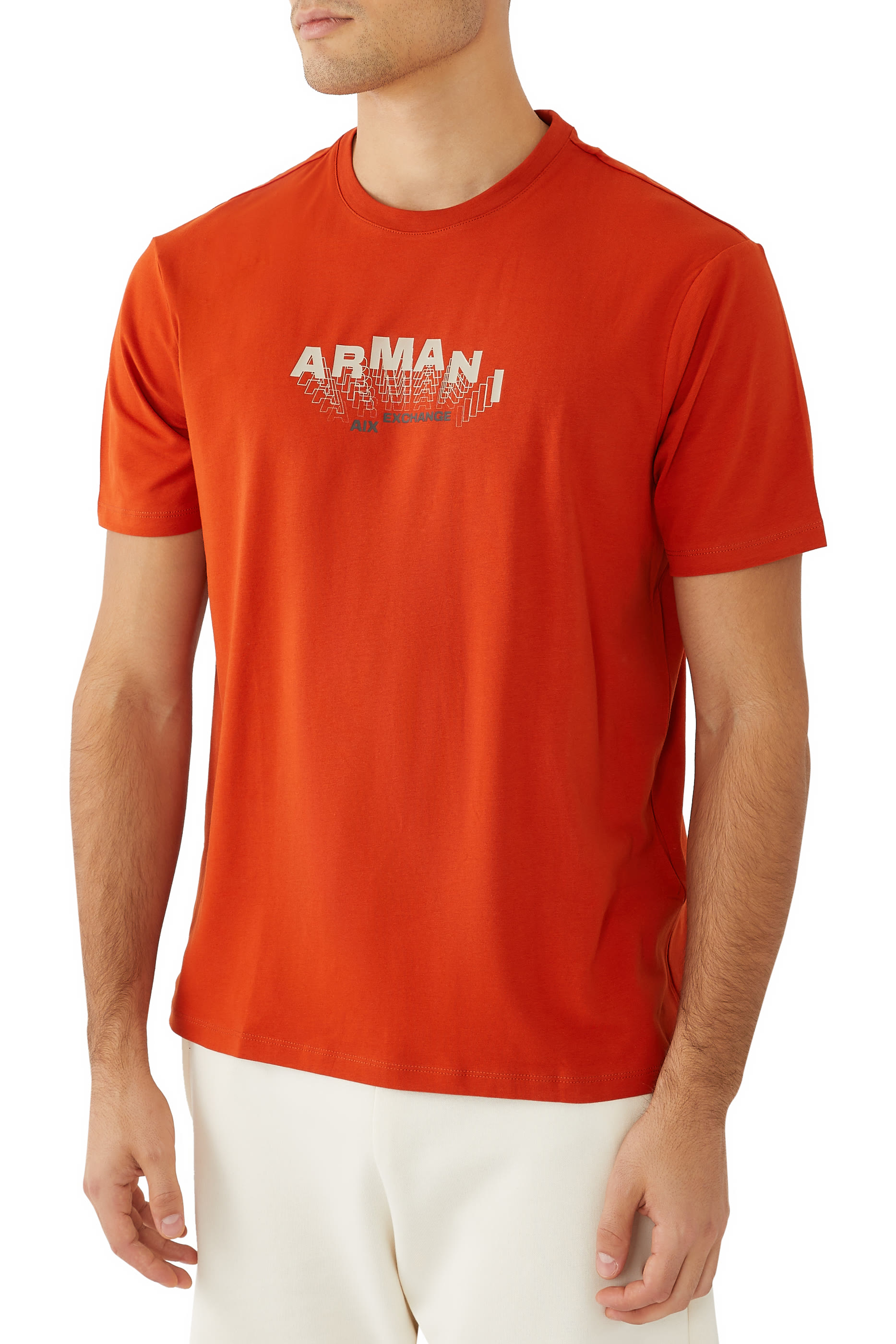 تيشيرت بقصة ضيقة وشعار الماركة بارز الملمس