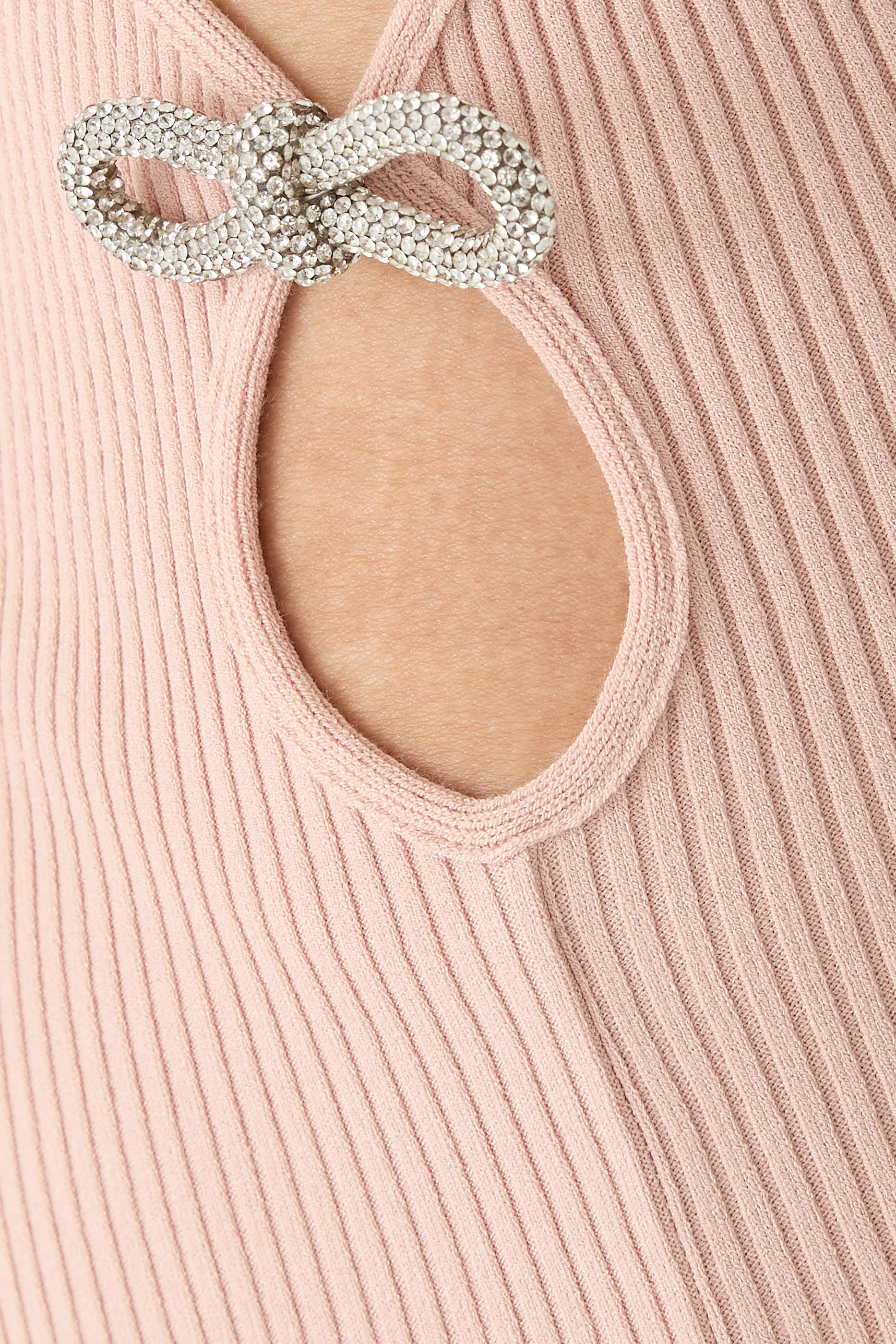 فستان قصير بفتحات ومزين بربطات فيونكة