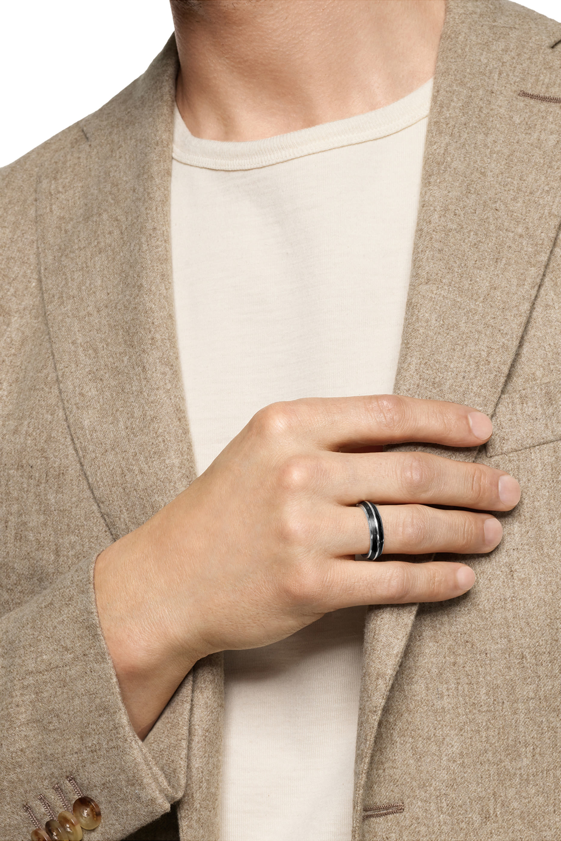 خاتم بحواف حادة، ذهب أبيض عيار 18 قيراط مع كربون مصبوب