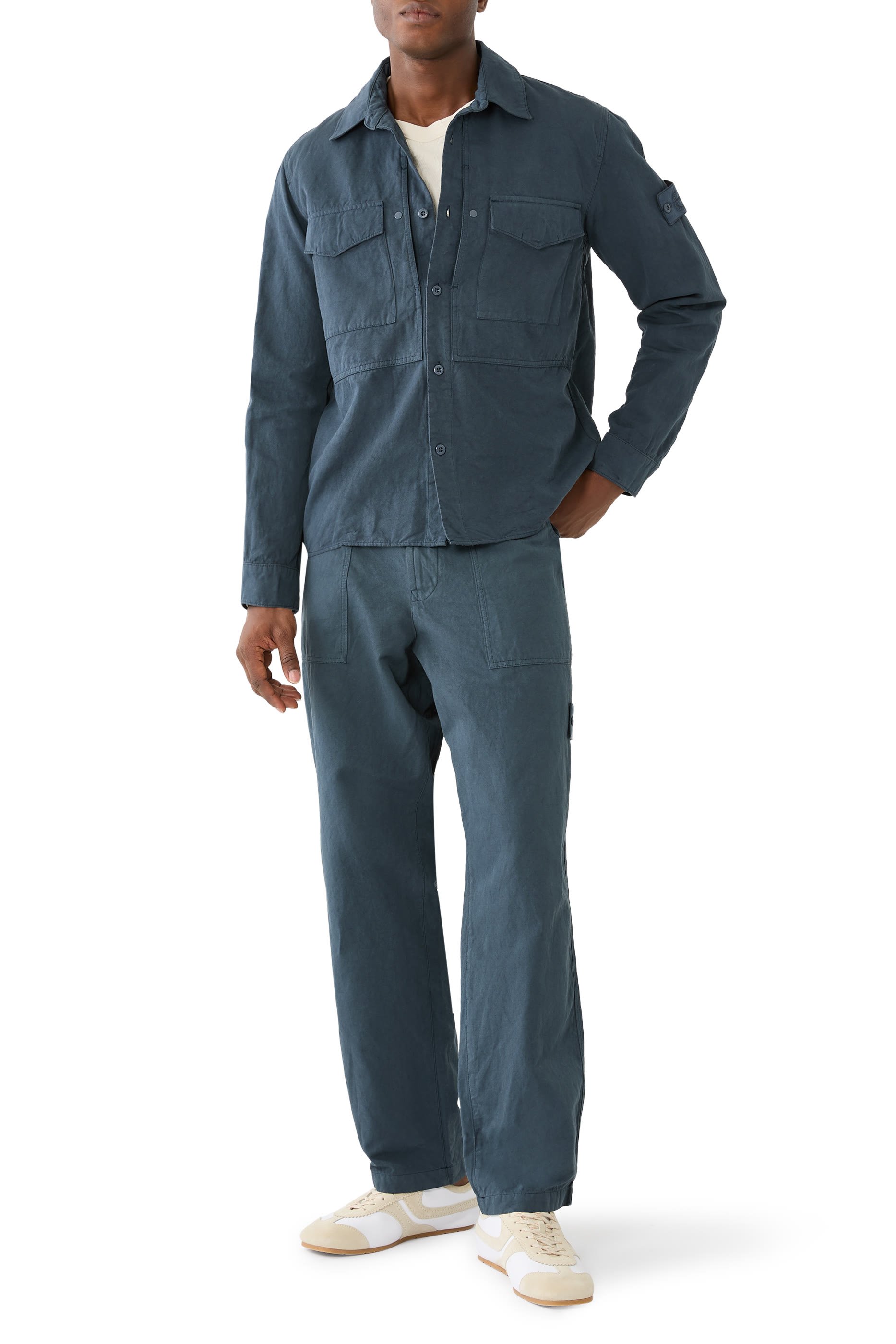 بنطال بجيوب بأزرار كبس وشعار الماركة