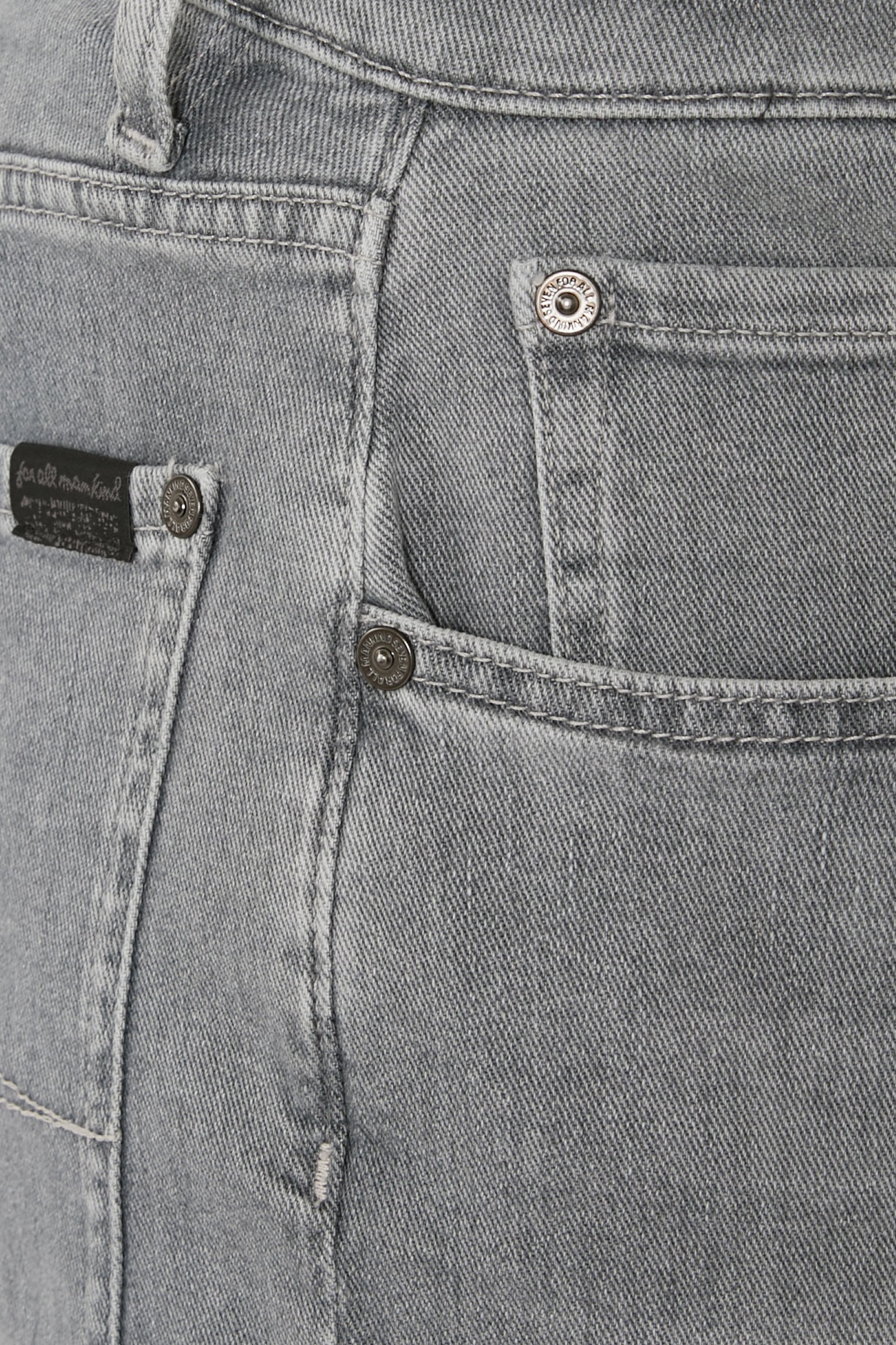 بنطال جينز بقصة ضيقة وشعار الماركة