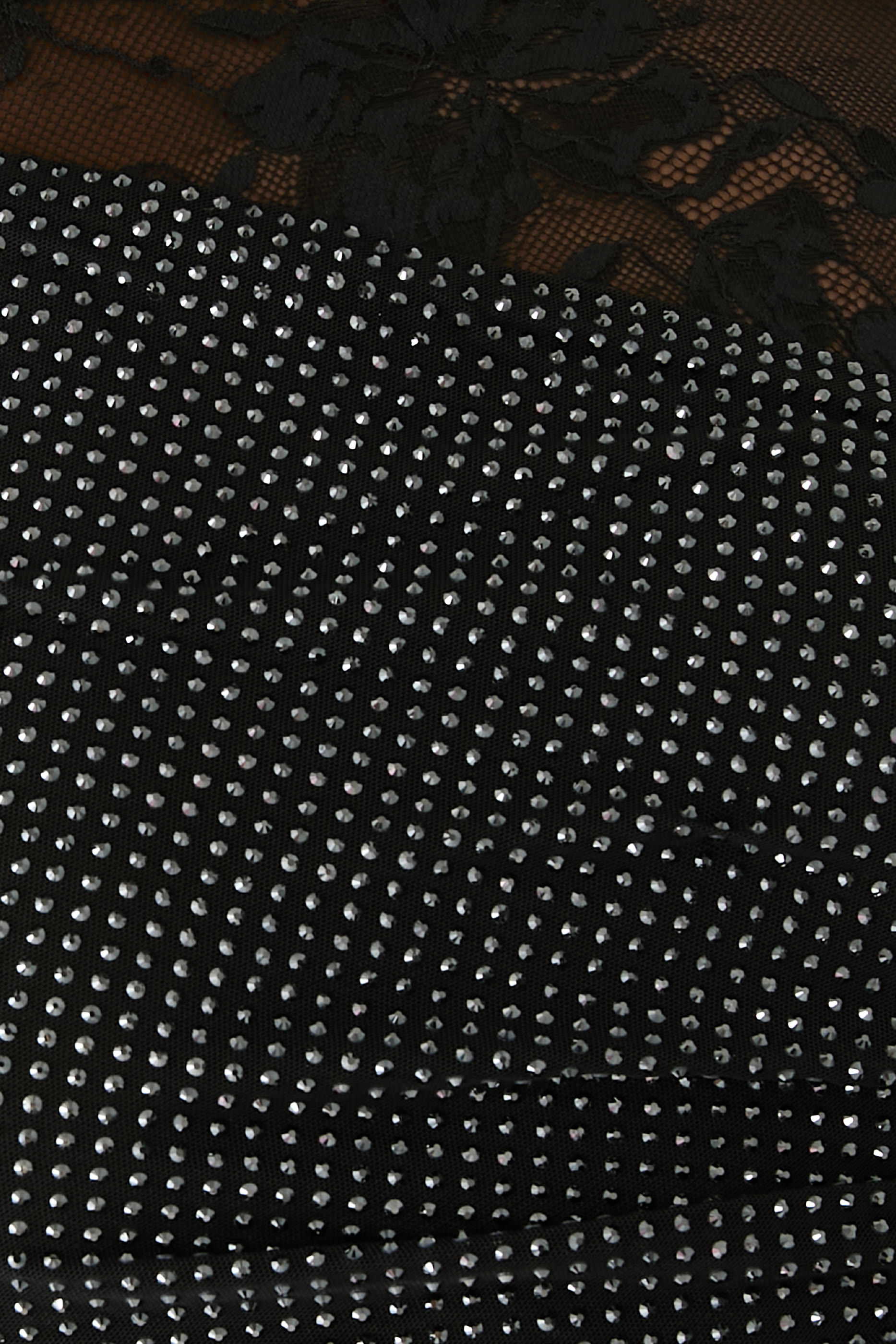 فستان طويل بكم دانتيل وأحجار الراين