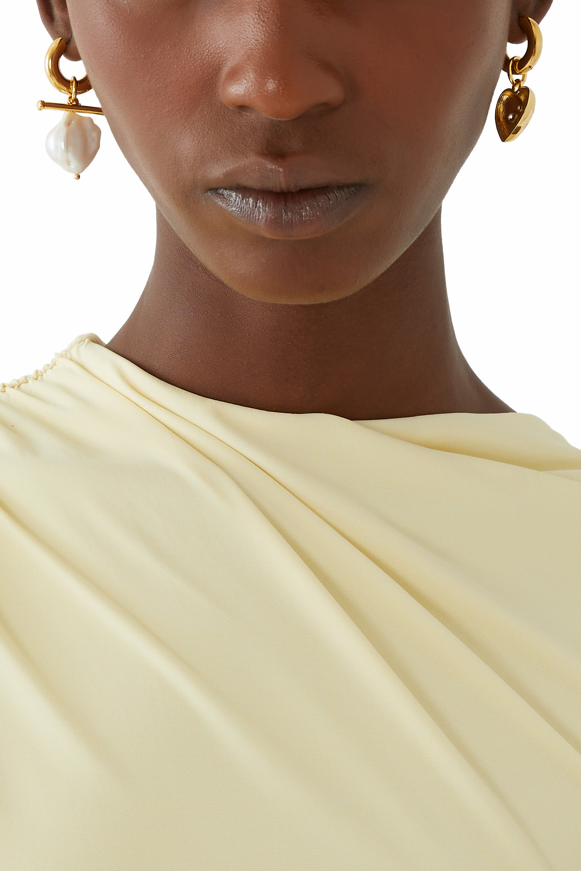 أقراط بحلية قلب باللؤلؤ والكريستال، نحاس مطلي بذهب عيار 24