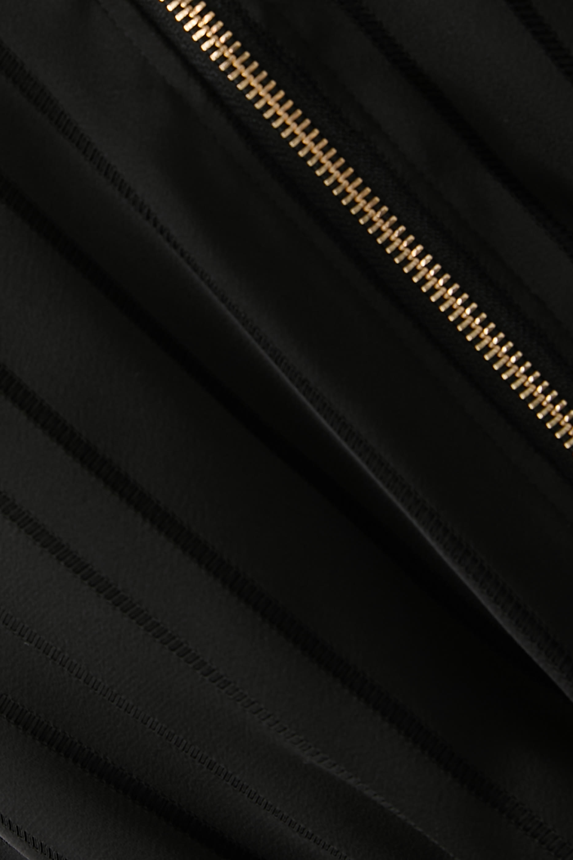 جاكيت فضفاض بنصف سحاب وشعار الماركة