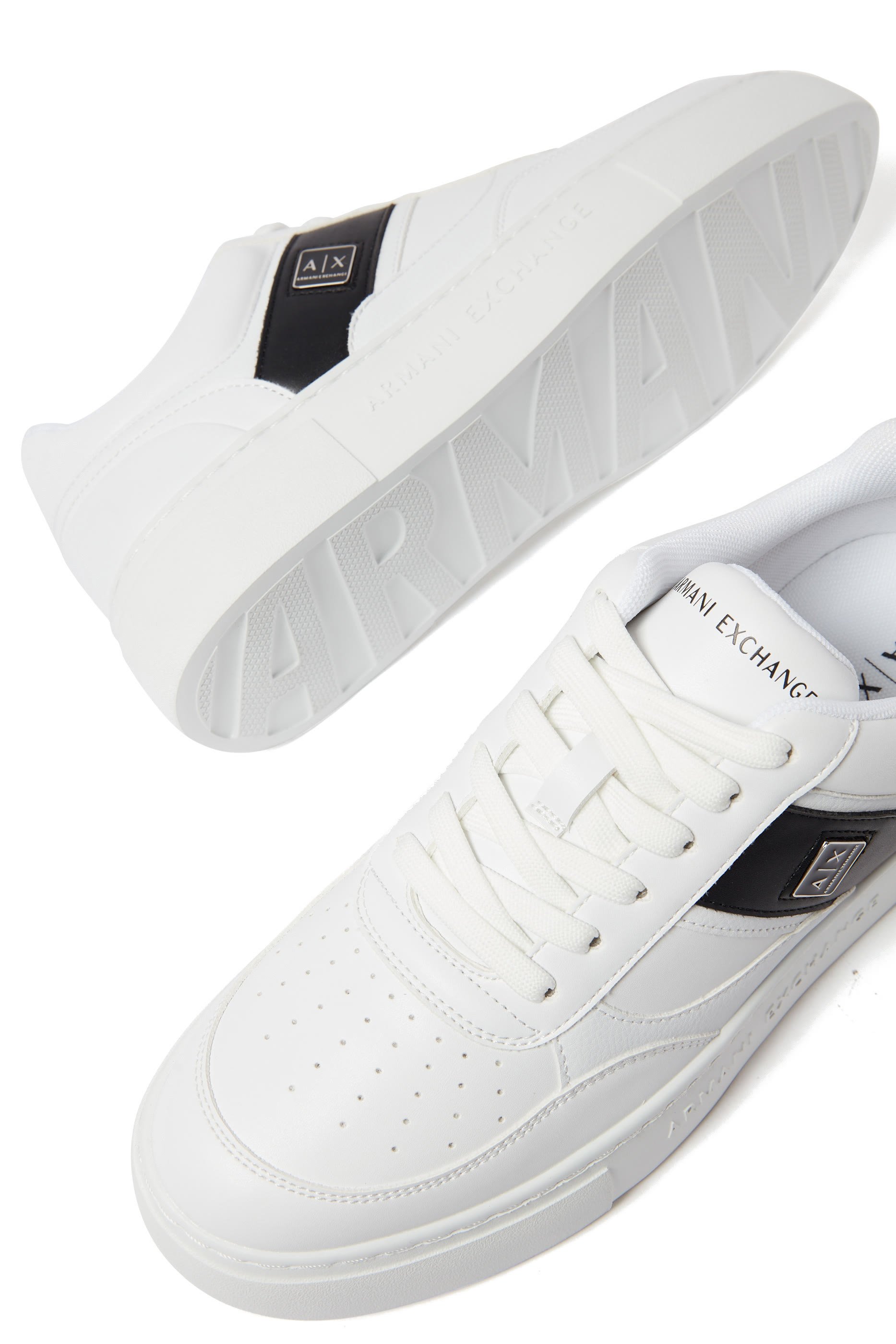 سنيكرز كيرت بشعار حرفي الماركة جلد صناعي