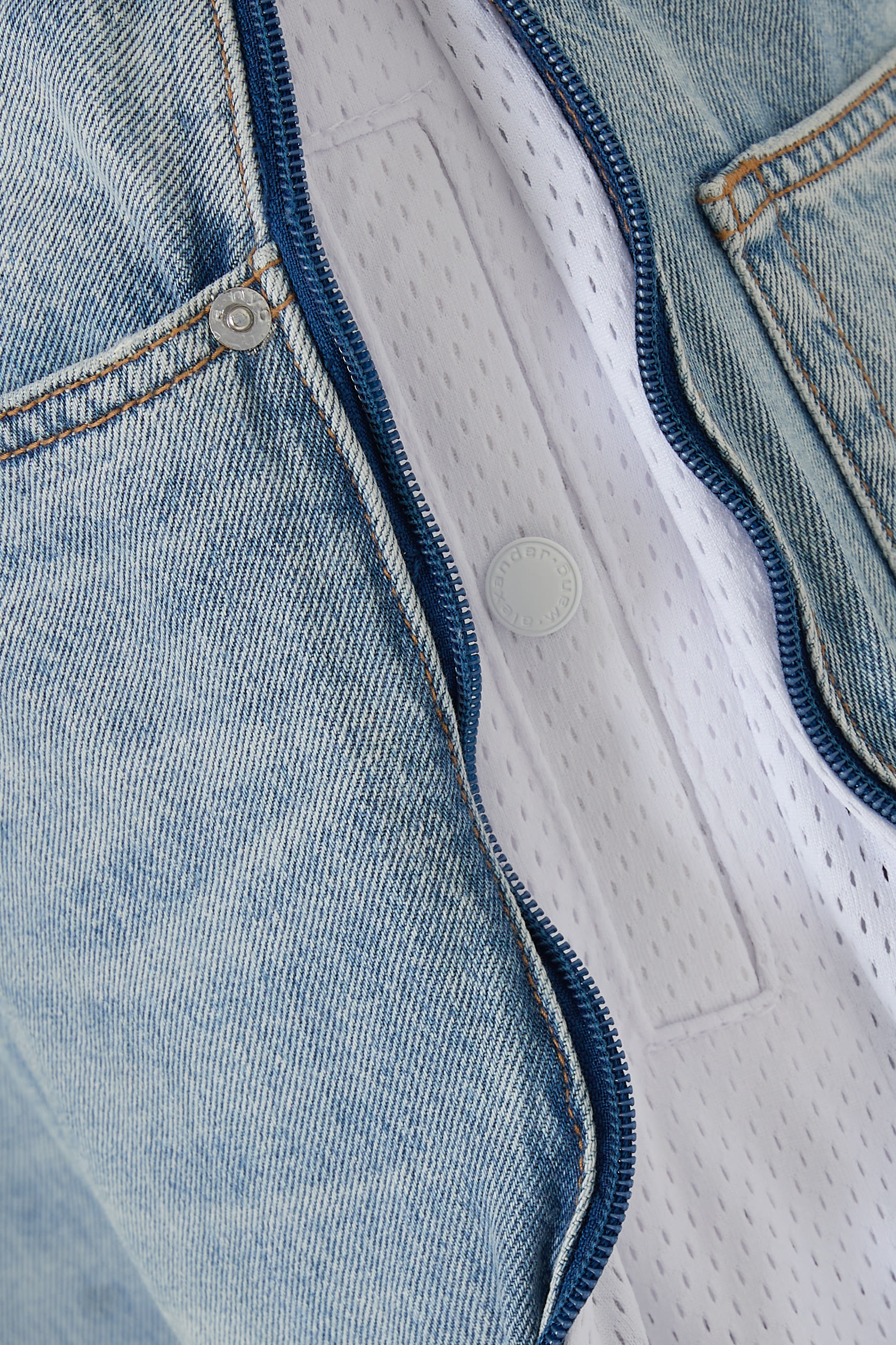 بنطال جينز بسحابات وتفاصيل مقوسة شبكية