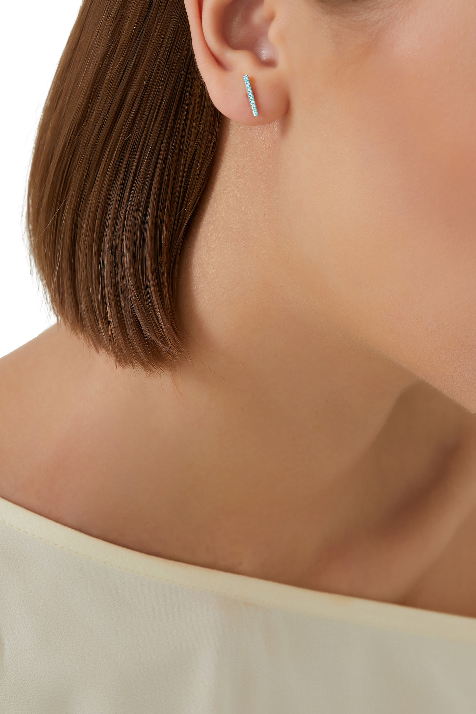 قرط واحد بتصميم عمود مرصع بالماس ذهب أبيض عيار 18