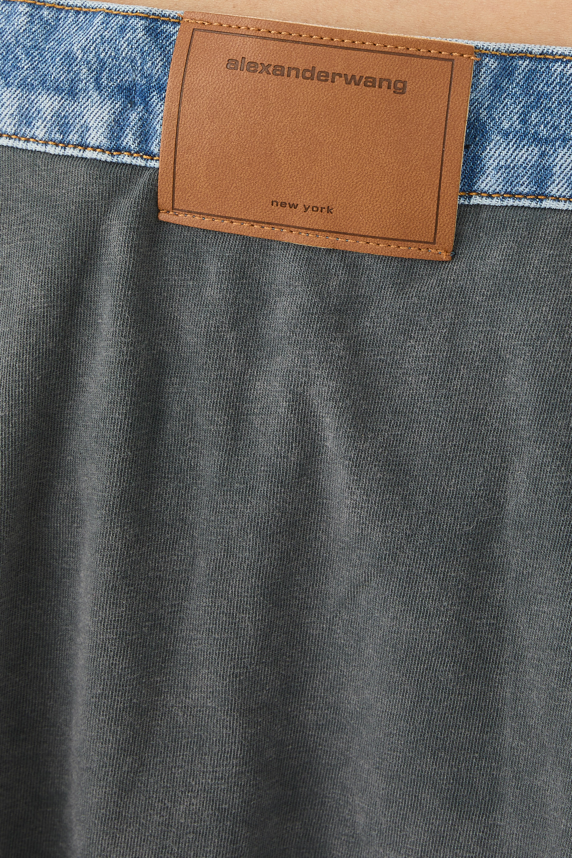 بنطال جينز بقصة ساق واسعة