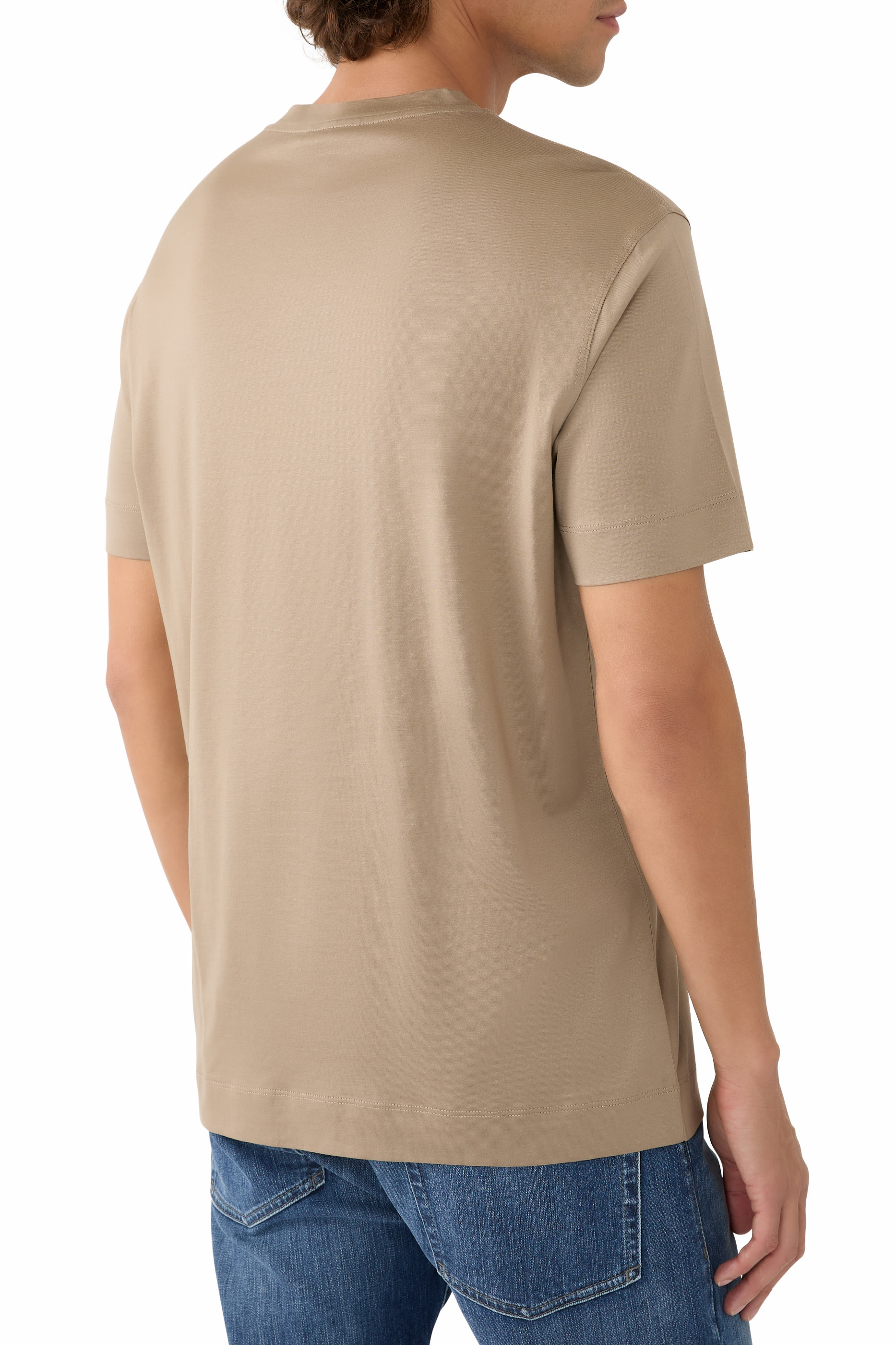 تيشيرت بطبعة شعار الماركة وياقة ضيقة