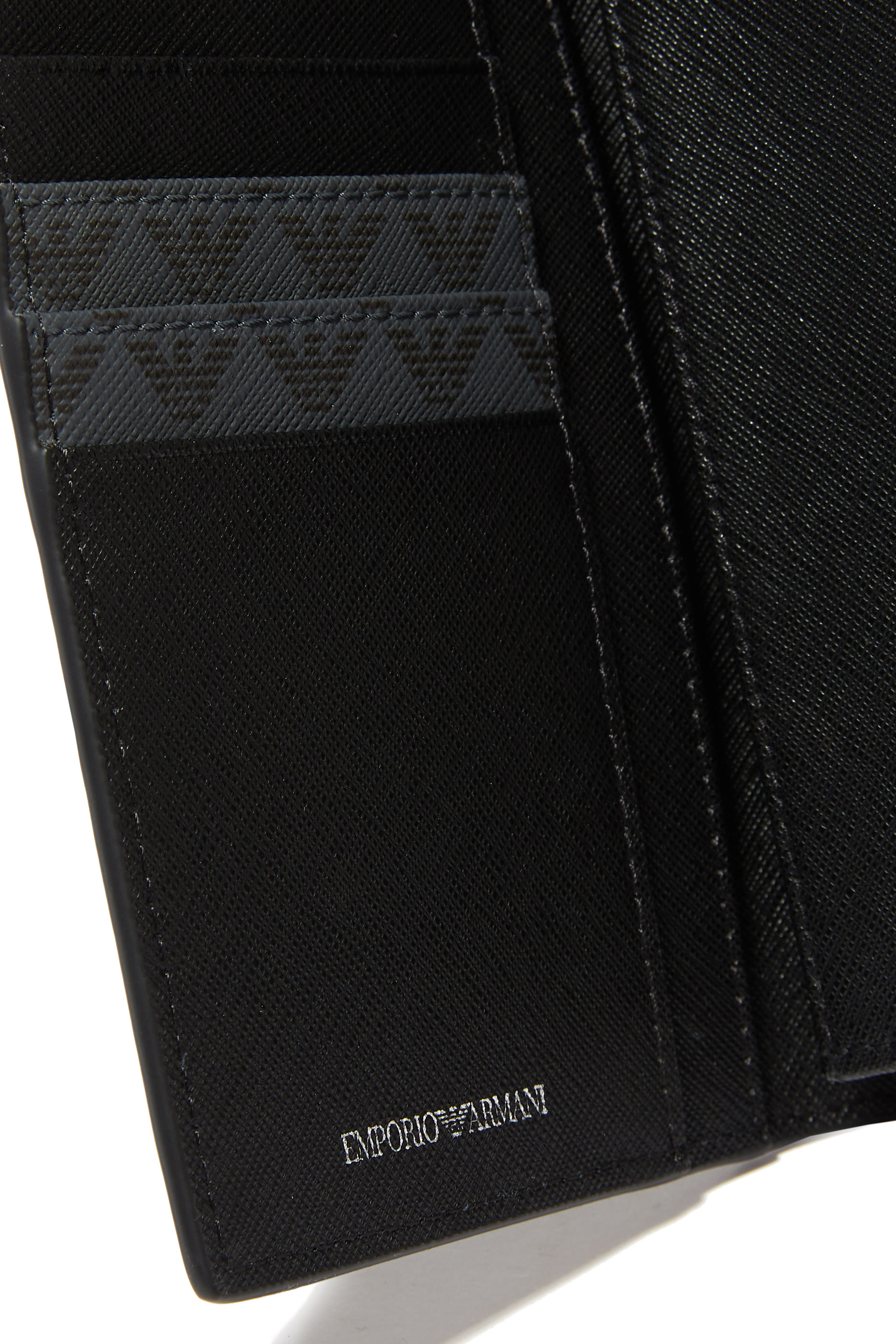 محفظة مزينة بشعار الماركة