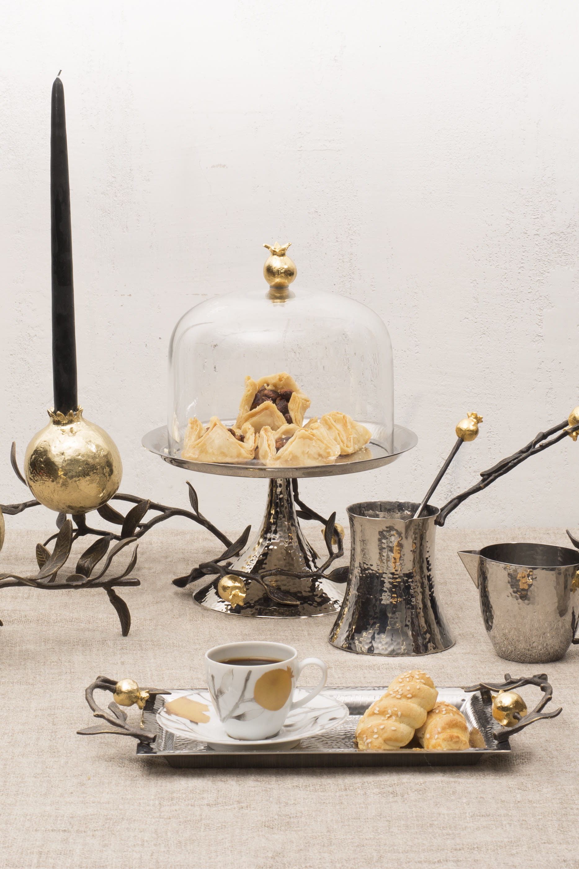 غلاية قهوة وملعقة مزينتان برمان