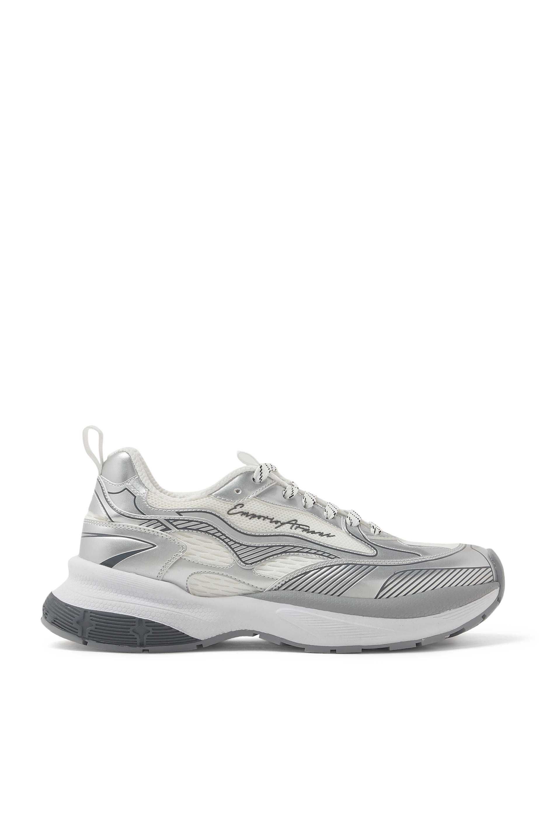 سنيكرز بشعار الماركة قماش شبكي وتفاصيل لامعة