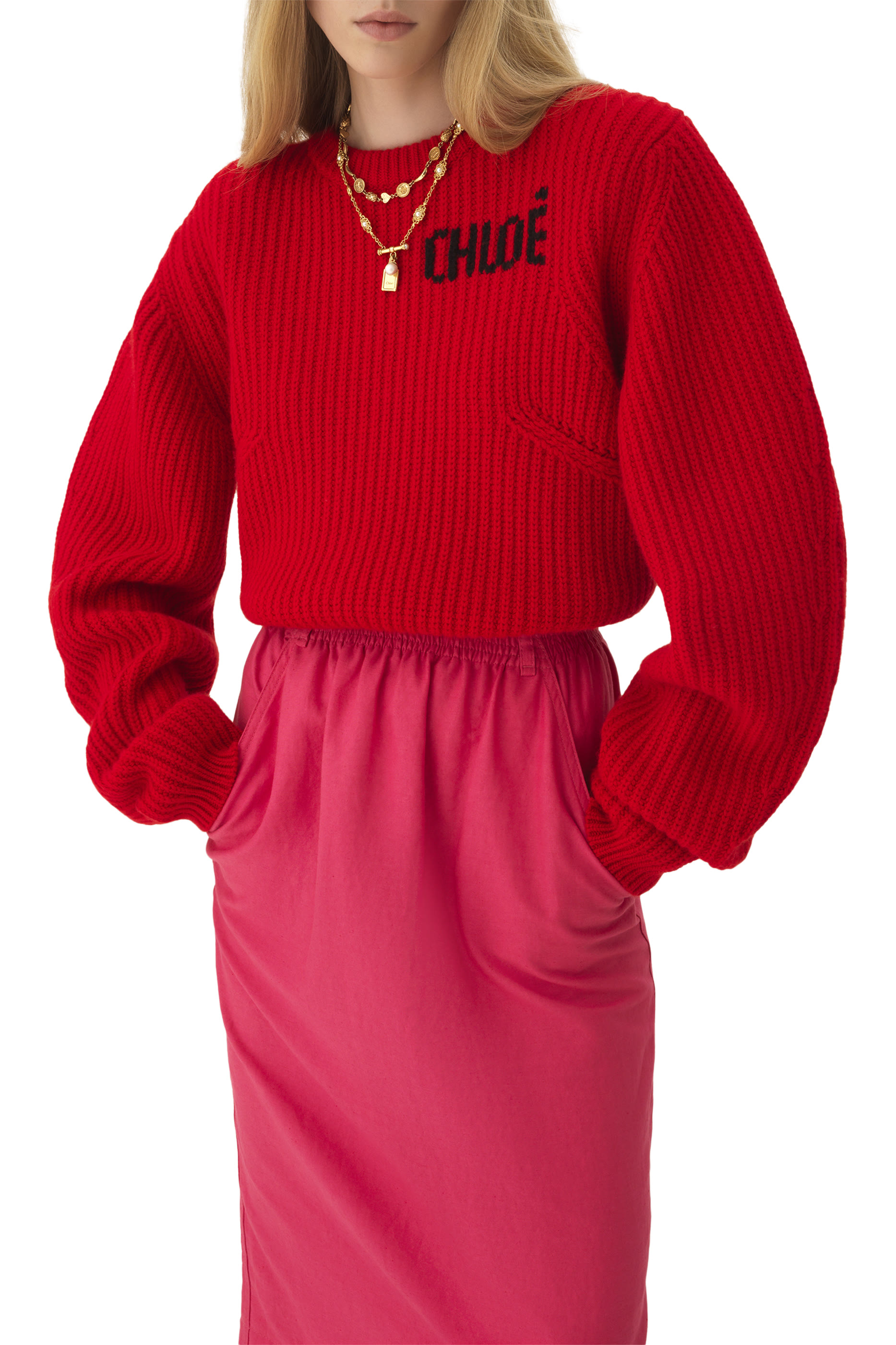 كنزة بقصة فضفاضة وشعار الماركة