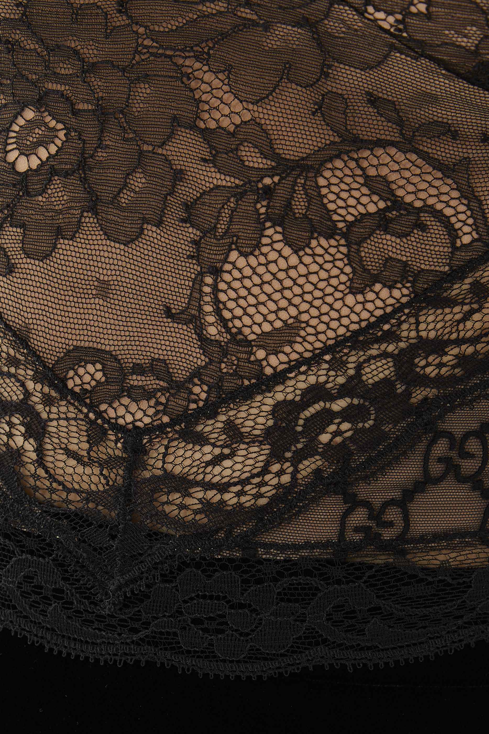 بلوزة دانتيل بنقشة حرفي شعار الماركة