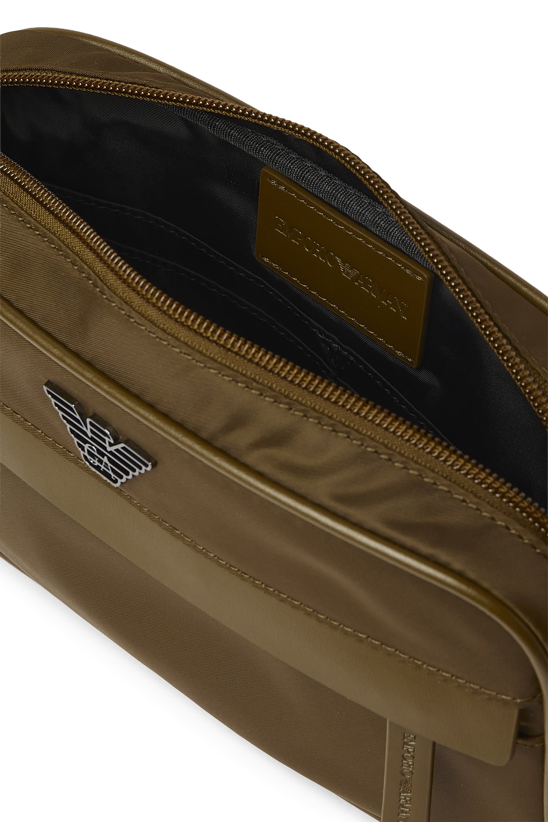 حقيبة مستحضرات العناية الشخصية بحلية معدنية بشعار الماركة