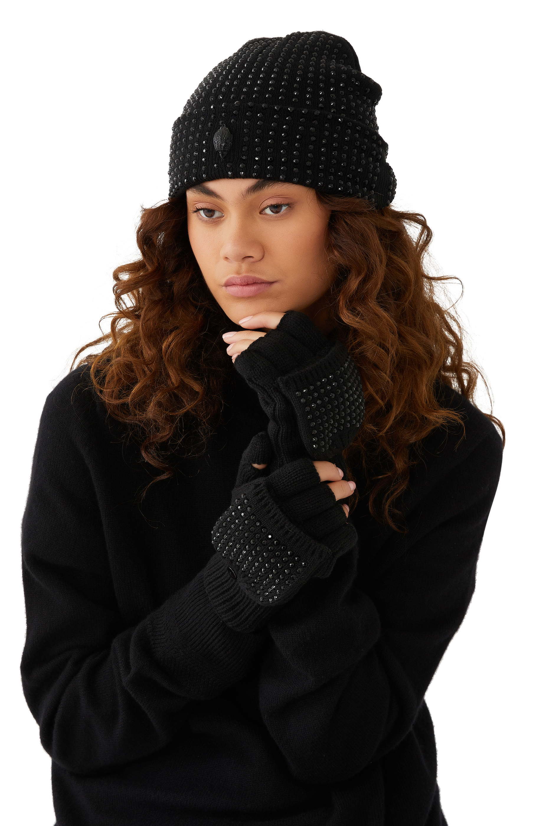 قفازات بالكريستال وشعار الماركة