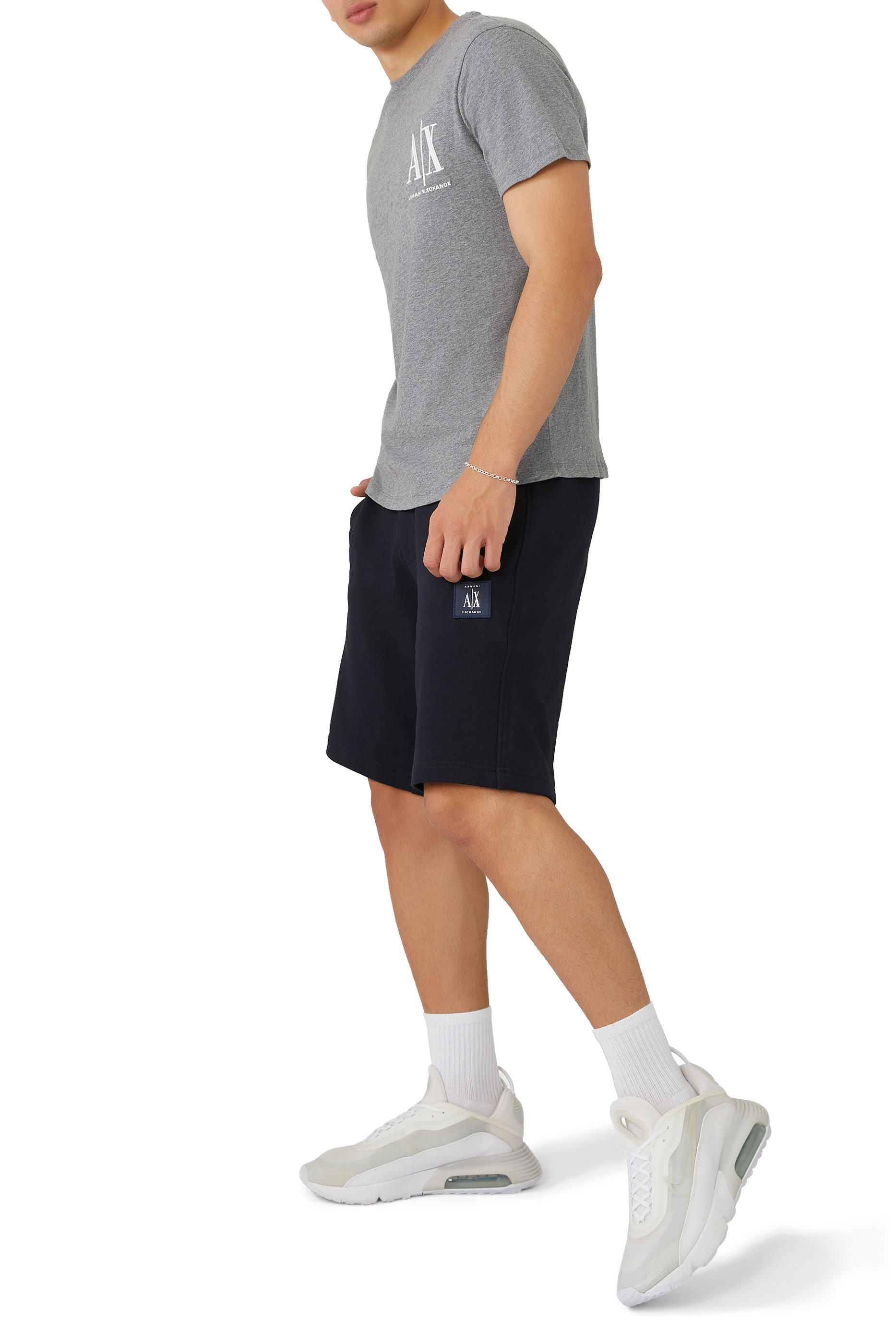 تي شيرت بطبعة شعار الماركة الشهير