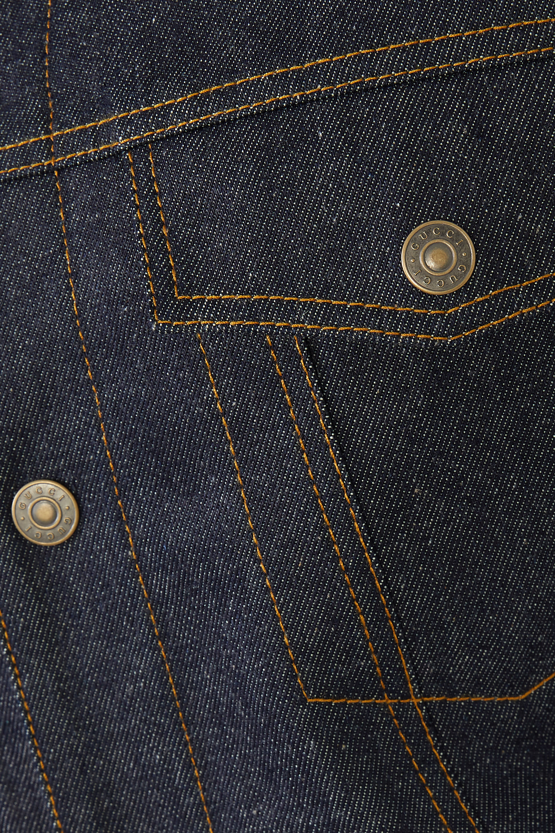 جاكيت دنيم بوجين وشعار حرفي GG