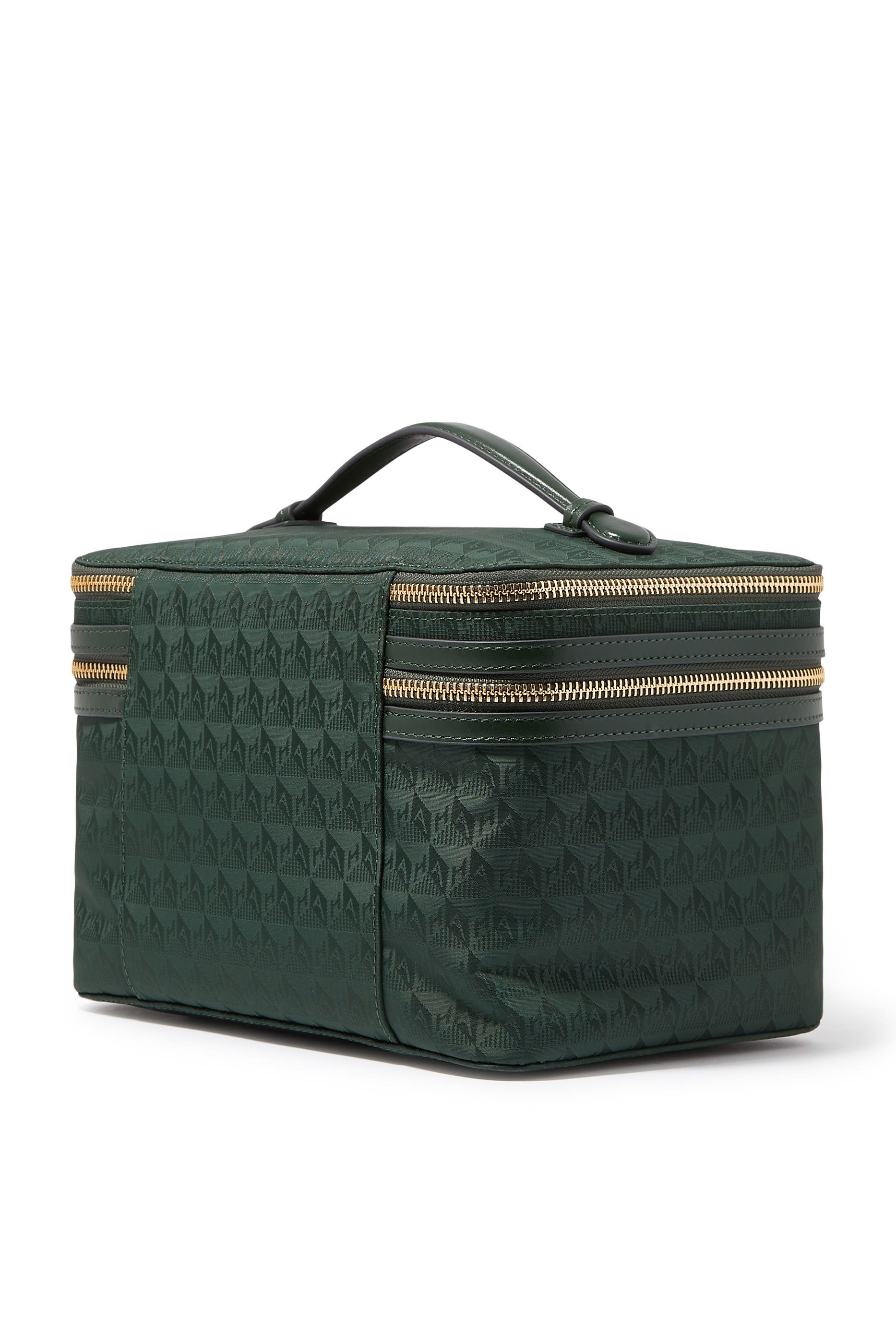 حقيبة بشعار الماركة لمجموعة مستحضرات التجميل