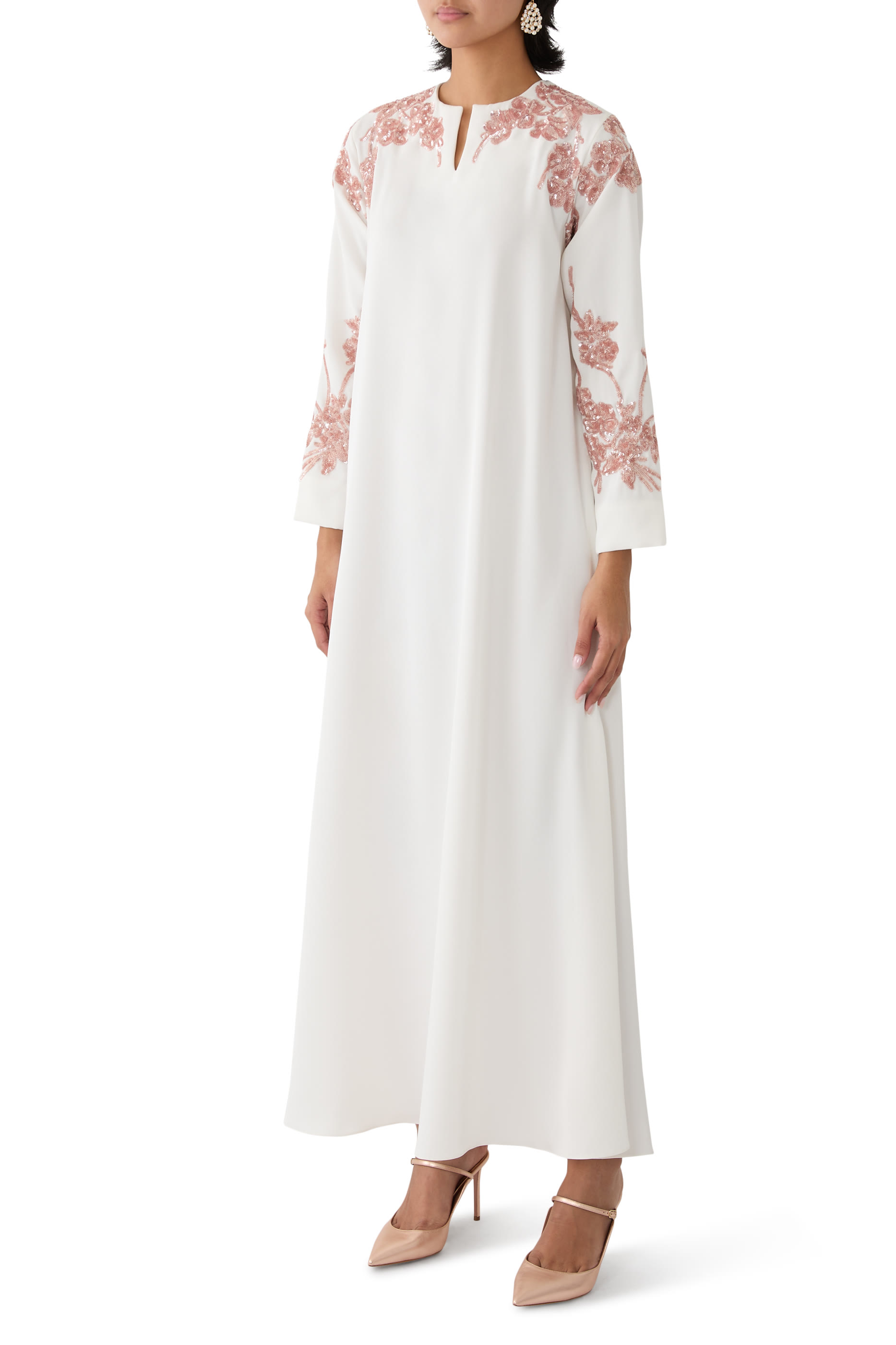 فستان طويل مطرز بالترتر